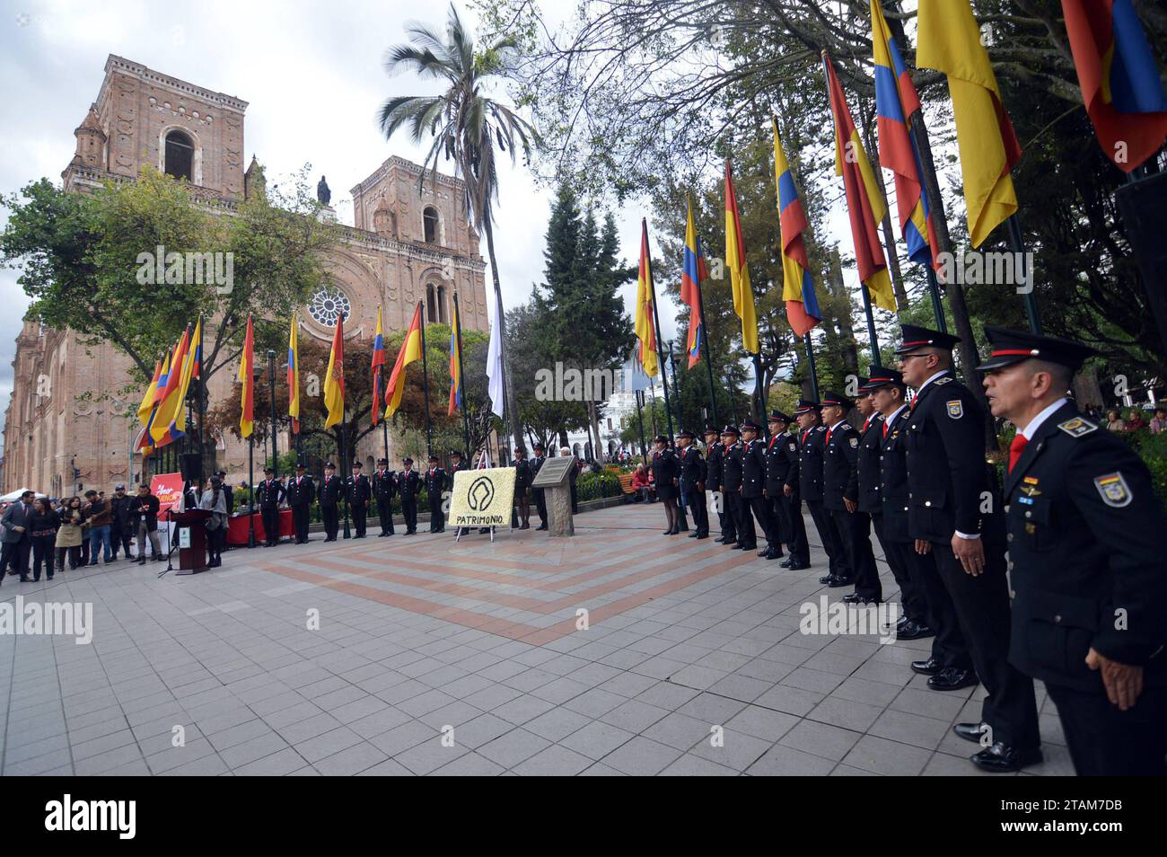 CUENCA-PATRIMONIO HUMANIDAD CuencaEcuador 1 de diciembre del 2023 El 1 de diciembre de 1999, l'UNESCO declaro al Centro Historico de Cuenca como ÂPatrimonio Cultural de la HumanidadÂ. ESTA Certificatoria es de fundamental importancia para las cuencanas y cuencanos, pues debe acrecentarse la conciencia de que vivimos en un espacio fisico prodigo de belleza y valores culturales, en el que se han forjado obras que nos distinguen de otros pueblos, nos dan identidad y deben conservarse para el bienestar de todos los habitantes del planeta. EN el Hemiciclo del parque Calderon se desarrollo la entrega Foto Stock