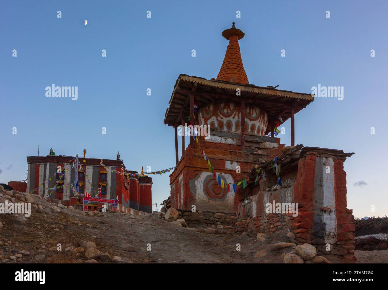 Un ritorto nell'antico villaggio di Tsarang- Distretto di Mustang, Nepal Foto Stock