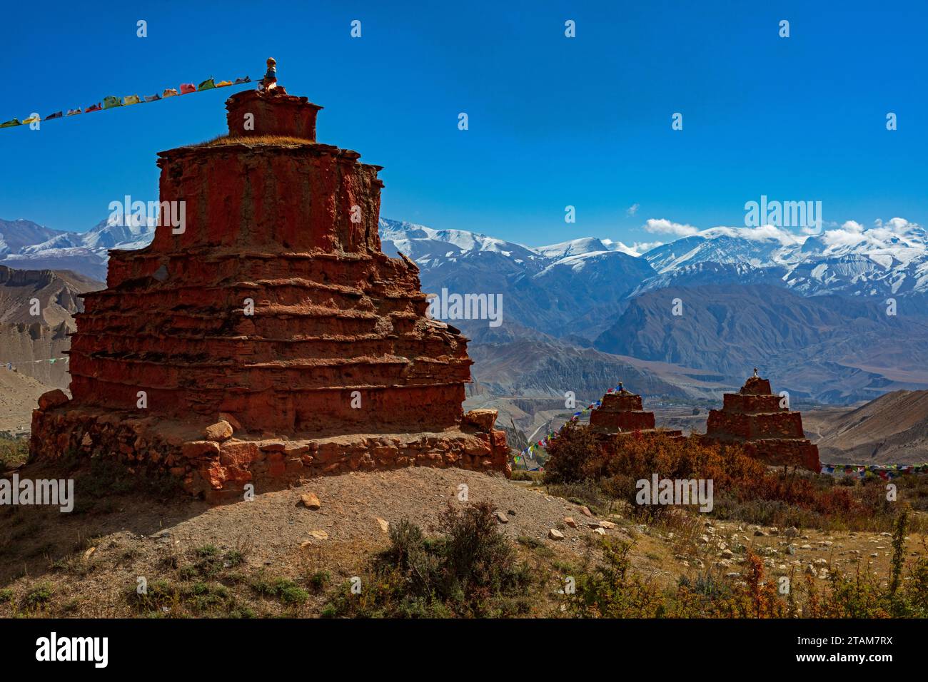 Chortens al Monastero di lo Gekar nel villaggio di Ghar, il più antico gompa buddista del Nepal, costruito da Guru Rimpoche nell'VIII secolo - Distretto di Mustang, NEPA Foto Stock