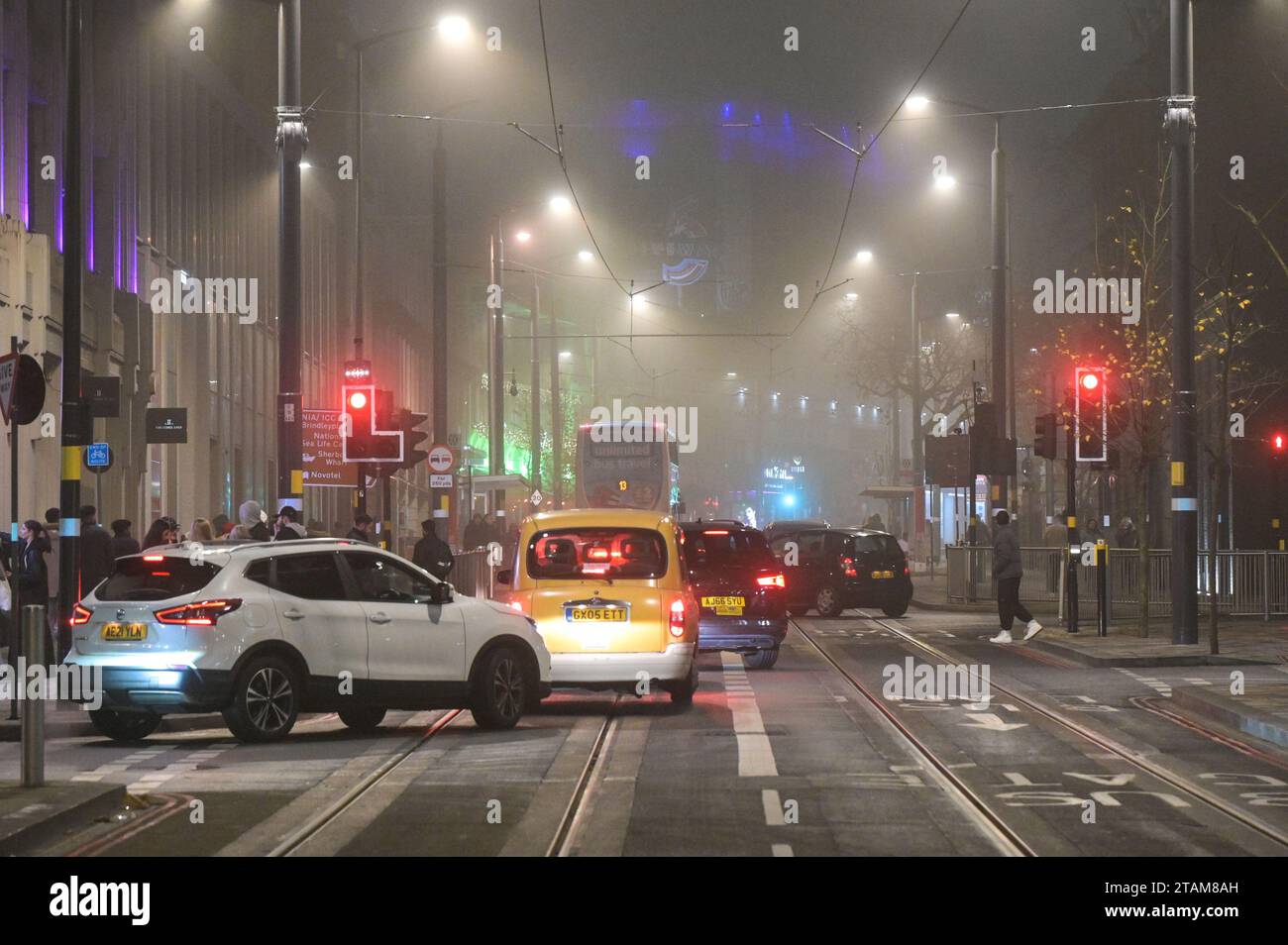 Broad Street, Birmingham 1 dicembre 2023 - la nebbia gelida ha colpito la regione mentre le temperature calavano. - I venditori sono andati nel centro di Birmingham venerdì sera indossando abiti natalizi mentre la stagione delle feste è iniziata. Molti sono stati visti passeggiare lungo la famigerata strada della vita notturna di Broad Street in gruppi di lavoro. Un mazzo di donne indossava abiti natalizi, tra cui un tacchino, un germoglio, la Stella Nord e diverse renne. Altri furono avvistati indossando pupazzi di neve, un regalo e abiti da elfo lungo New Street nel centro della città. Centinaia di persone si sono anche imbattute nel mercato di Francoforte su Victoria Square. Despi Foto Stock