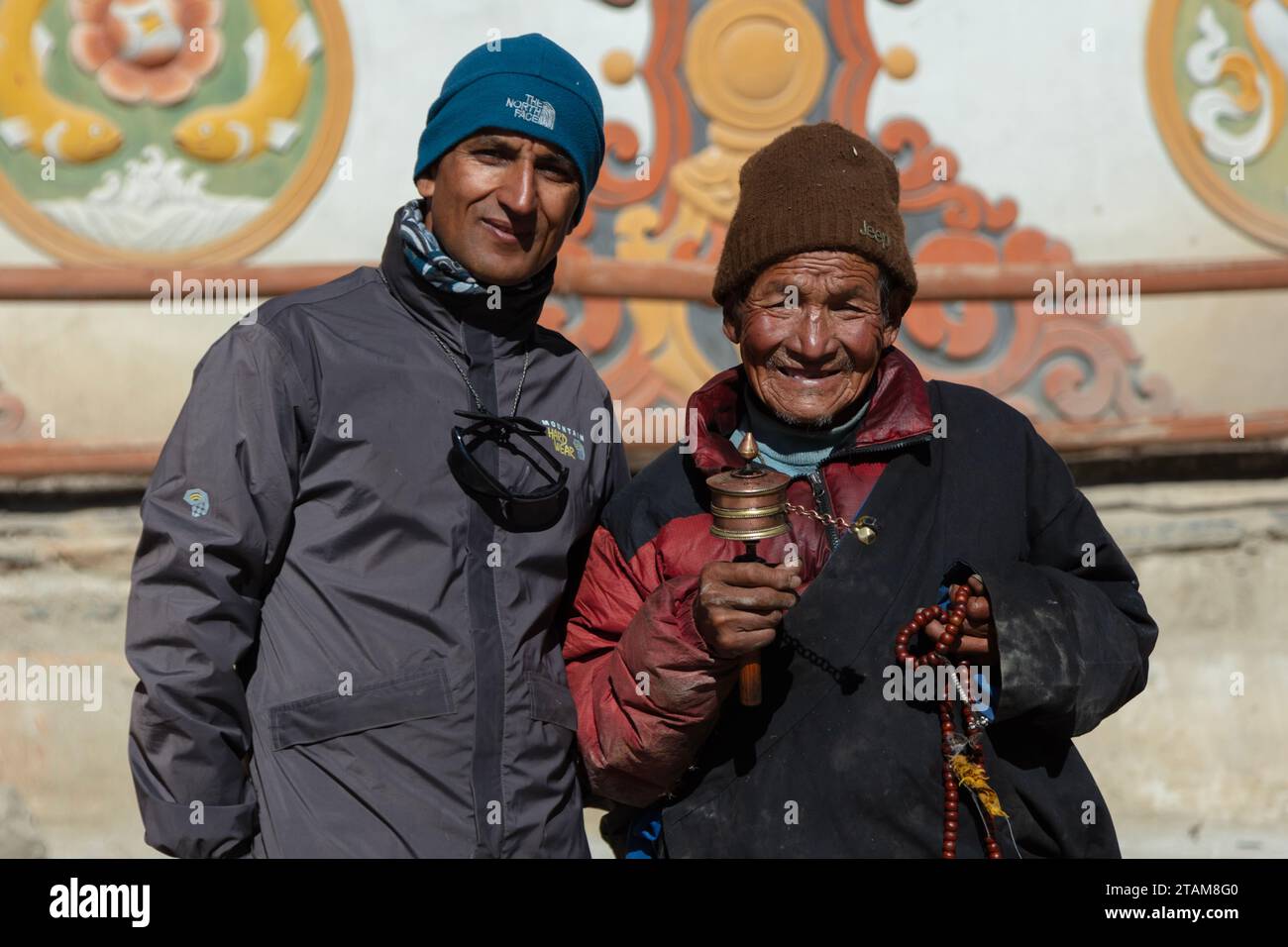 Bishnu e una donna buddista locale a lo Manthang, la capitale del distretto di Mustang, Nepal Foto Stock