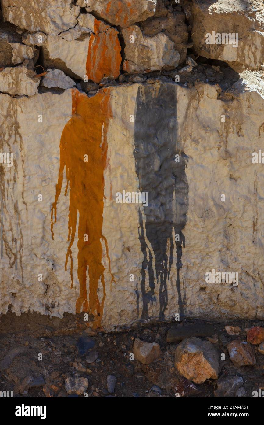 Gli spiriti risiedono negli spruzzi di vernice sulle pareti del villaggio di Sam Dzong, che si trova vicino al confine con il Tibet, nell'alto Distretto di Mustang, Nepal Foto Stock