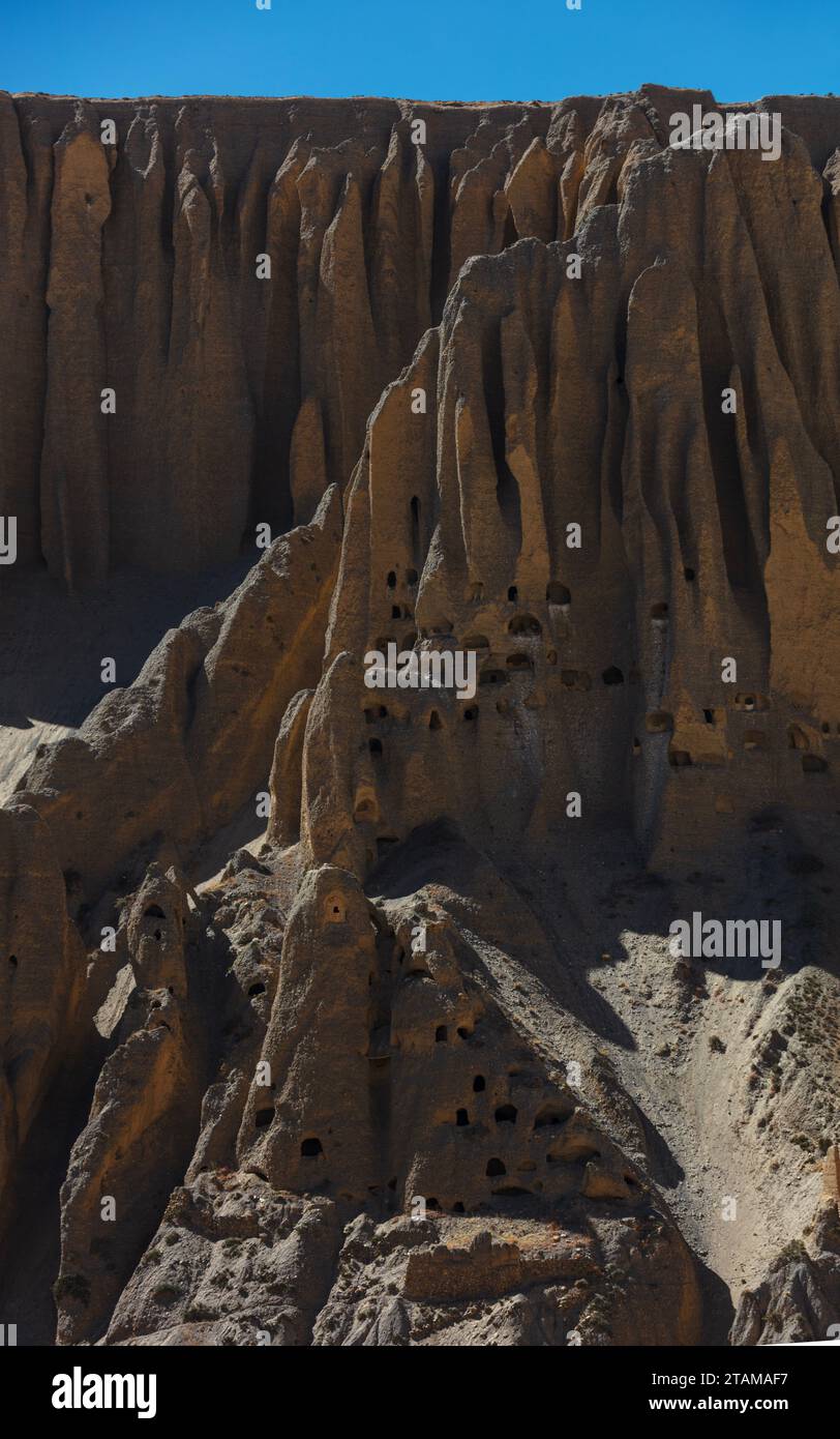 Grotte scavate negli hoodoos sopra la Gola di Kali Gandaki - Distretto di Mustang, Nepal Foto Stock