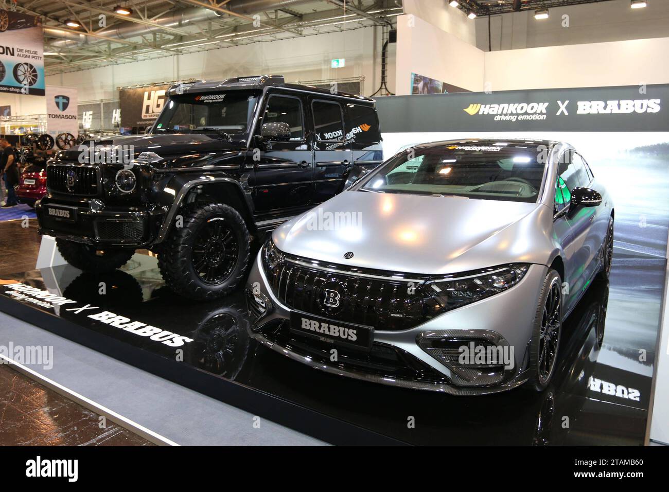 Brabus 800 4x4Â² Superblack auf Basis Mercedes Benz AMG G63 4x4Â², G-Klasse Baureihe W463A, Links und Brabus Mercedes Benz AMG EQS 53 AM Stand von Hankook Reifen, 55. Essen Motor Show 2023 02.-10.12.2023, Pressetag 01.12.2023, Auto, Automobilmesse, Ausstellung für sportliche Autos Tuning Motorsport und Oldtimer, Messe Essen, Essen D. *** Brabus 800 4x4Â² Superblack basato su Mercedes Benz AMG G63 4x4Â², Classe G serie W463A, Left e Brabus Mercedes Benz AMG EQS 53 presso lo stand di Hankook Reifen, 55 Essen Motor Show 2023 02 10 12 2023, Press Day 01 12 2023, Auto, Automobilmesse, Ausstellung fü Foto Stock