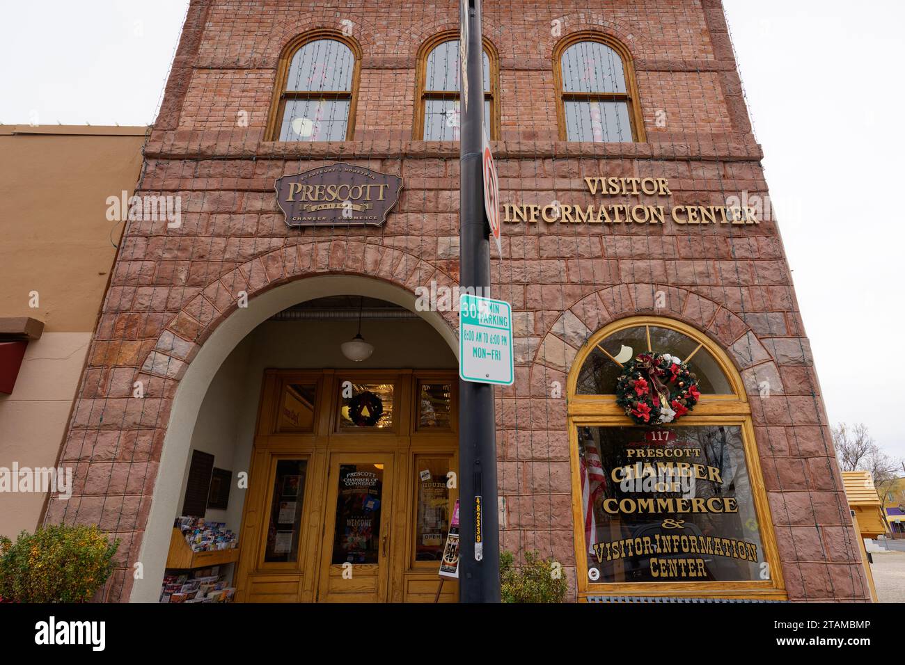 Prescott, Arizona - 15 novembre 2023: Prescott Visitor Information Center e edificio della camera di commercio. Foto Stock