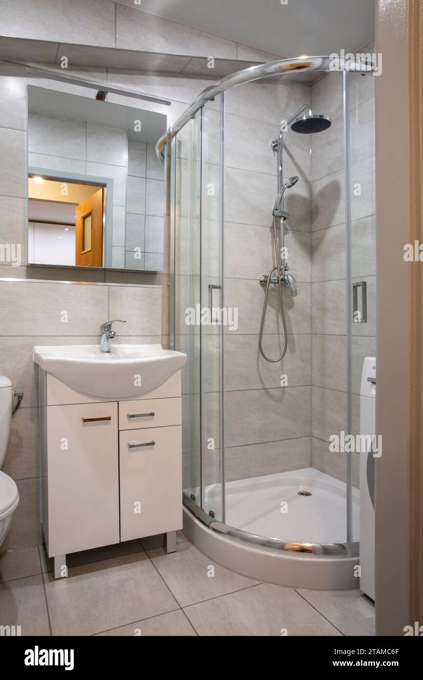 Nell'appartamento c'era un piccolo bagno semplice ed economico Foto Stock