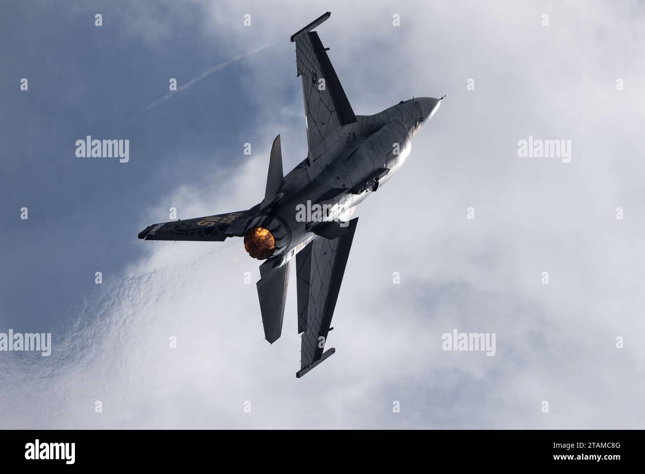 Il capitano Aimee 'Rebel' Fiedler, comandante e pilota dell'F-16 Viper Demo Team, vola durante l'Oregon International Airshow a McMinneville, OREGON, 29 settembre 2023. Quest'anno è stato il 30° anniversario dell'Oregon International Airshow. (U.S. Air Force foto del sergente dello staff Dallin Wrye) Foto Stock