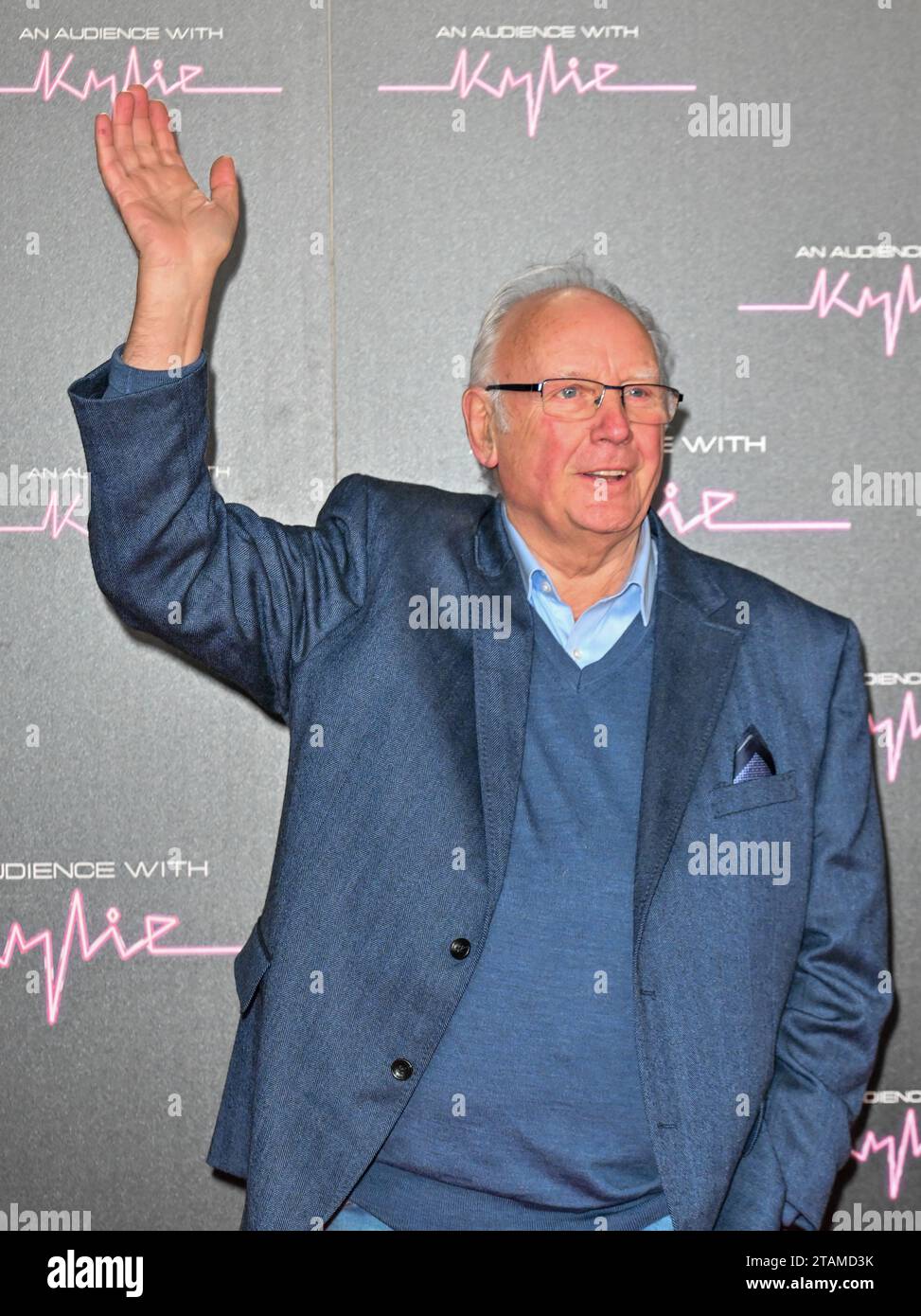 Londra, Regno Unito. 1 dicembre 2023. Pete Waterman arriva per "An Audience with Kylie Minogue" tenutosi alla Royal Albert Hall di Londra, Regno Unito. Crediti: LFP/Alamy Live News Foto Stock
