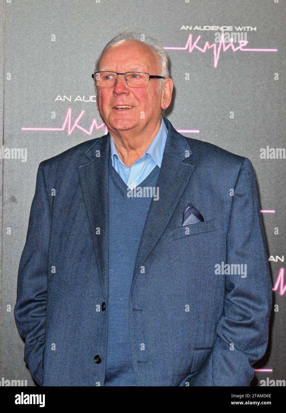 Londra, Regno Unito. 1 dicembre 2023. Pete Waterman arriva per "An Audience with Kylie Minogue" tenutosi alla Royal Albert Hall di Londra, Regno Unito. Crediti: LFP/Alamy Live News Foto Stock