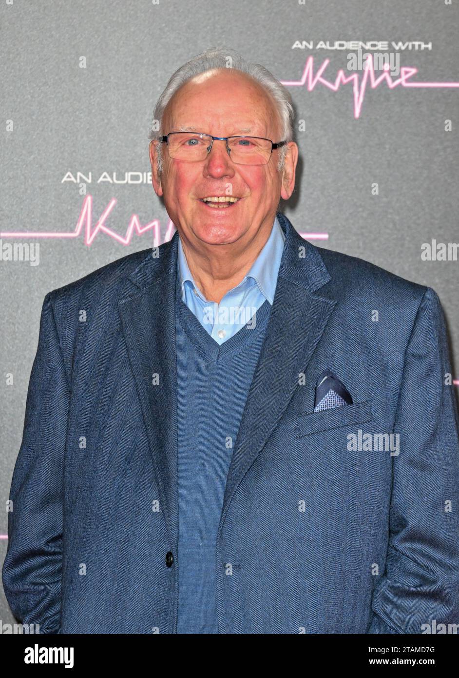 Londra, Regno Unito. 1 dicembre 2023. Pete Waterman arriva per "An Audience with Kylie Minogue" tenutosi alla Royal Albert Hall di Londra, Regno Unito. Crediti: LFP/Alamy Live News Foto Stock