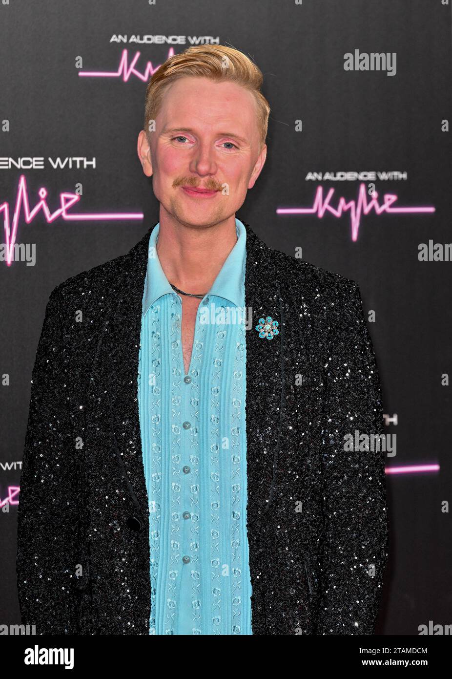 Londra, Regno Unito. 1 dicembre 2023. Owain Wyn Evans arriva per "An Audience with Kylie Minogue" tenutosi alla Royal Albert Hall di Londra, Regno Unito. Crediti: LFP/Alamy Live News Foto Stock