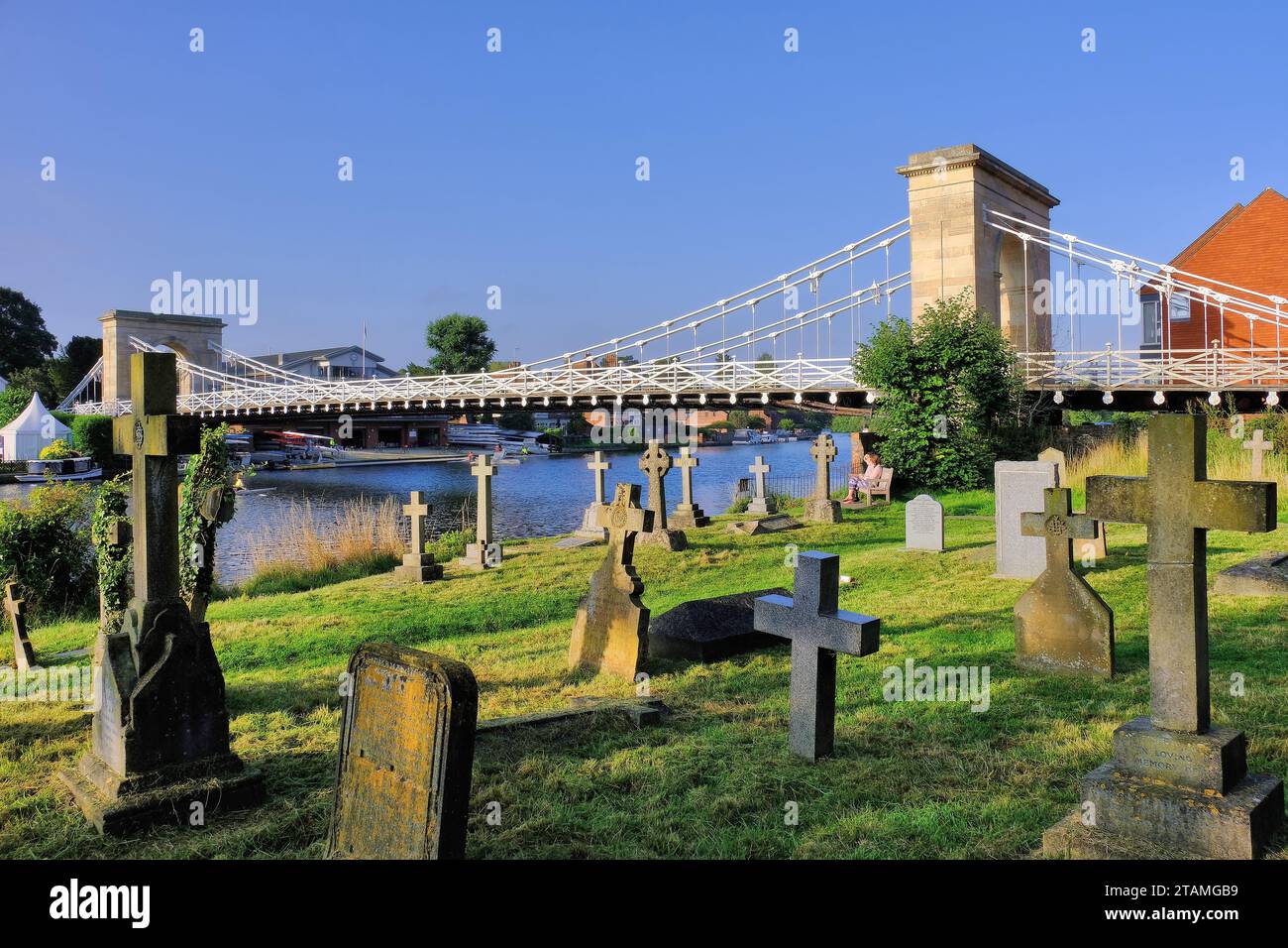 Cimitero di All Saints Church e Marlow Suspension Bridge sul Tamigi subito dopo l'alba a Marlow, Buckinghamshire, Inghilterra, Regno Unito Foto Stock