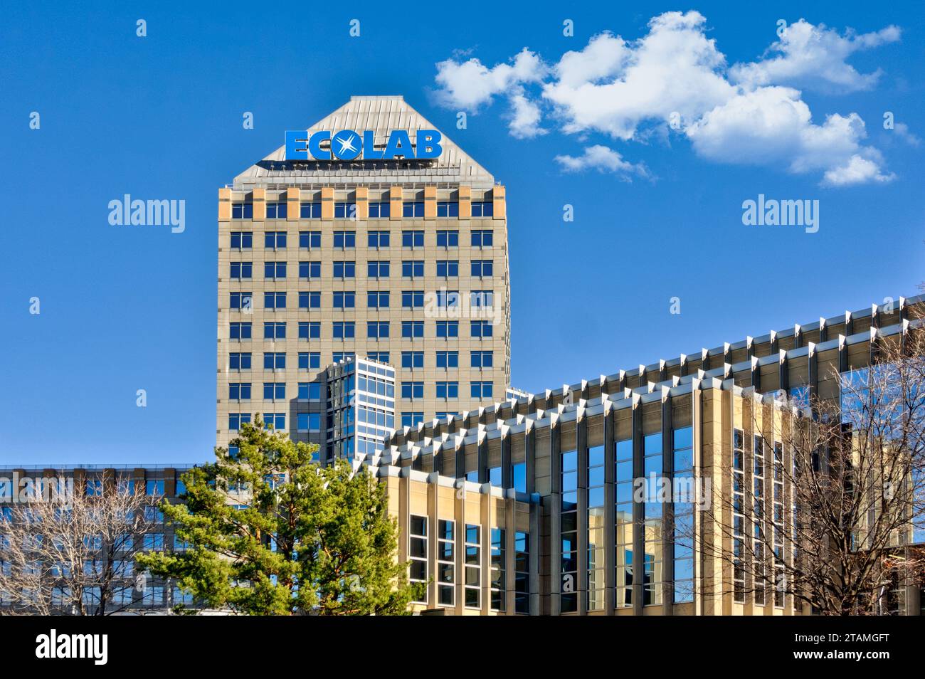 ST. PAUL, MN, USA - 19 NOVEMBRE 2023: Sede centrale della Ecolab Corporation e logo del marchio. Foto Stock