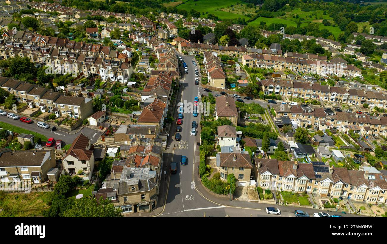 Vista aerea con droni su Tyning Terrace, nell'area di Fairfield Park di Bath, Regno Unito. (11-08-2023) Foto Stock