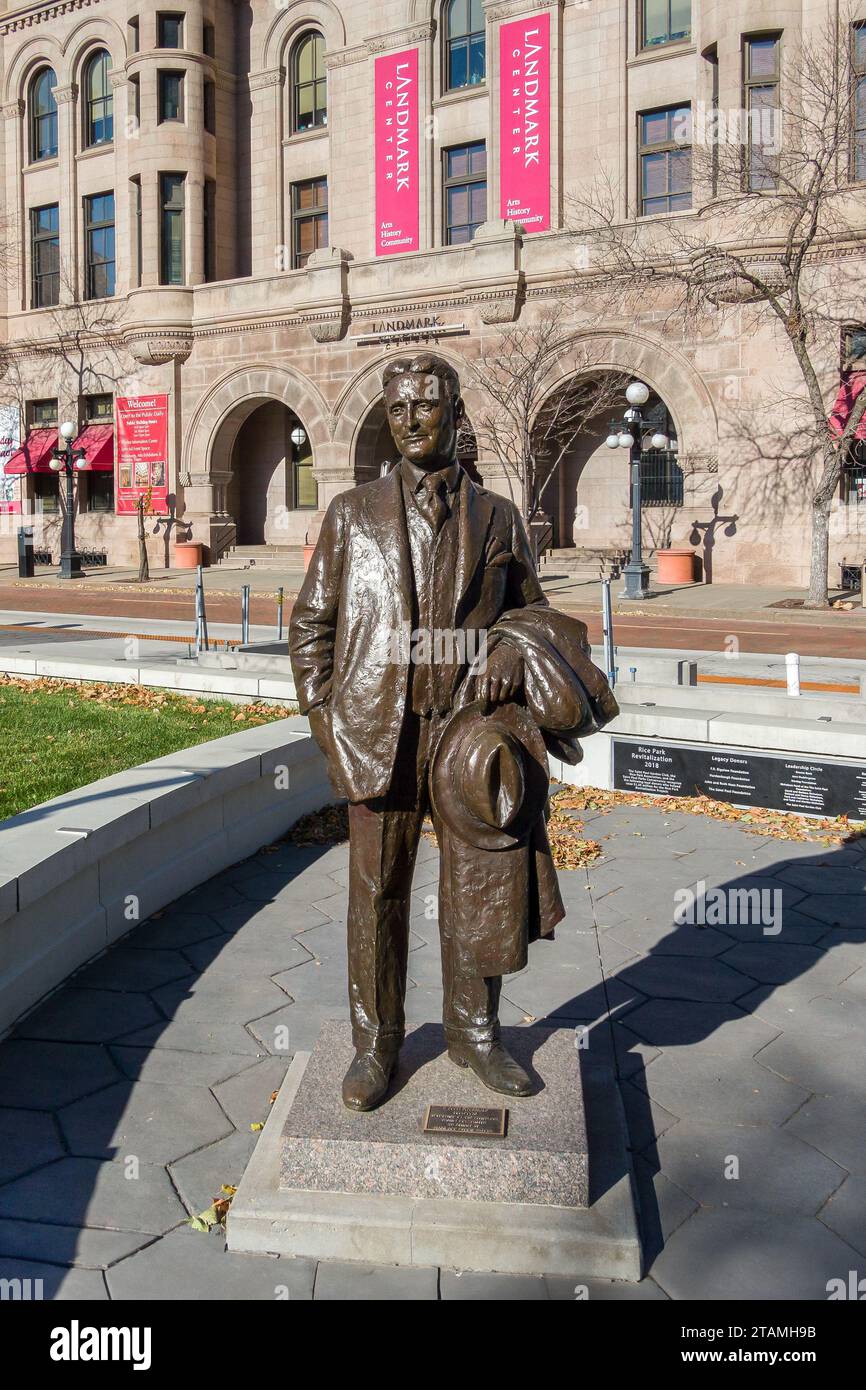 ST. PAUL, MINNESOTA, USA - 19 NOVEMBRE 2023F.. Statua di Scott Fitzgerald al Landmark Center e Rice Park nel centro di Saint Paul. Foto Stock