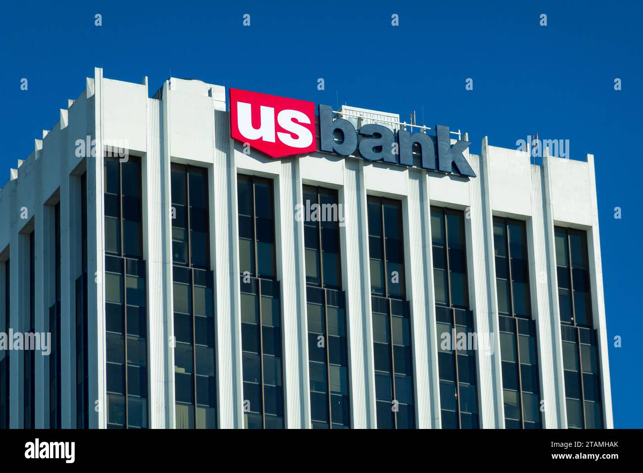 ST. PAUL, Minnesota, USA - 19 NOVEMBRE 2023: Edificio della sede centrale regionale della US Bank e logo del marchio. Foto Stock