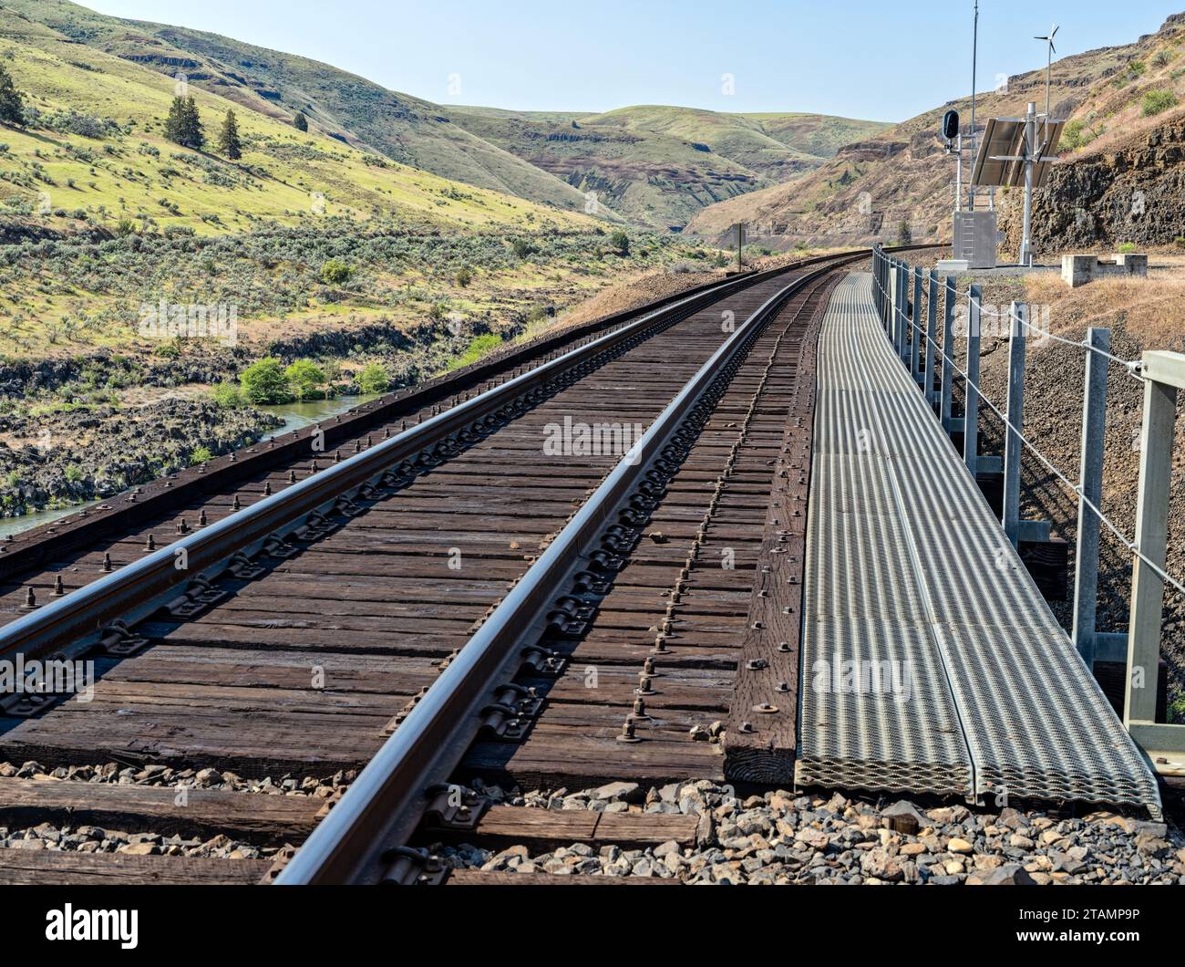 La ferrovia si snoda sull'autostrada 216 a Winter Water Creek vicino a Tygh Valley, Oregon, Stati Uniti Foto Stock