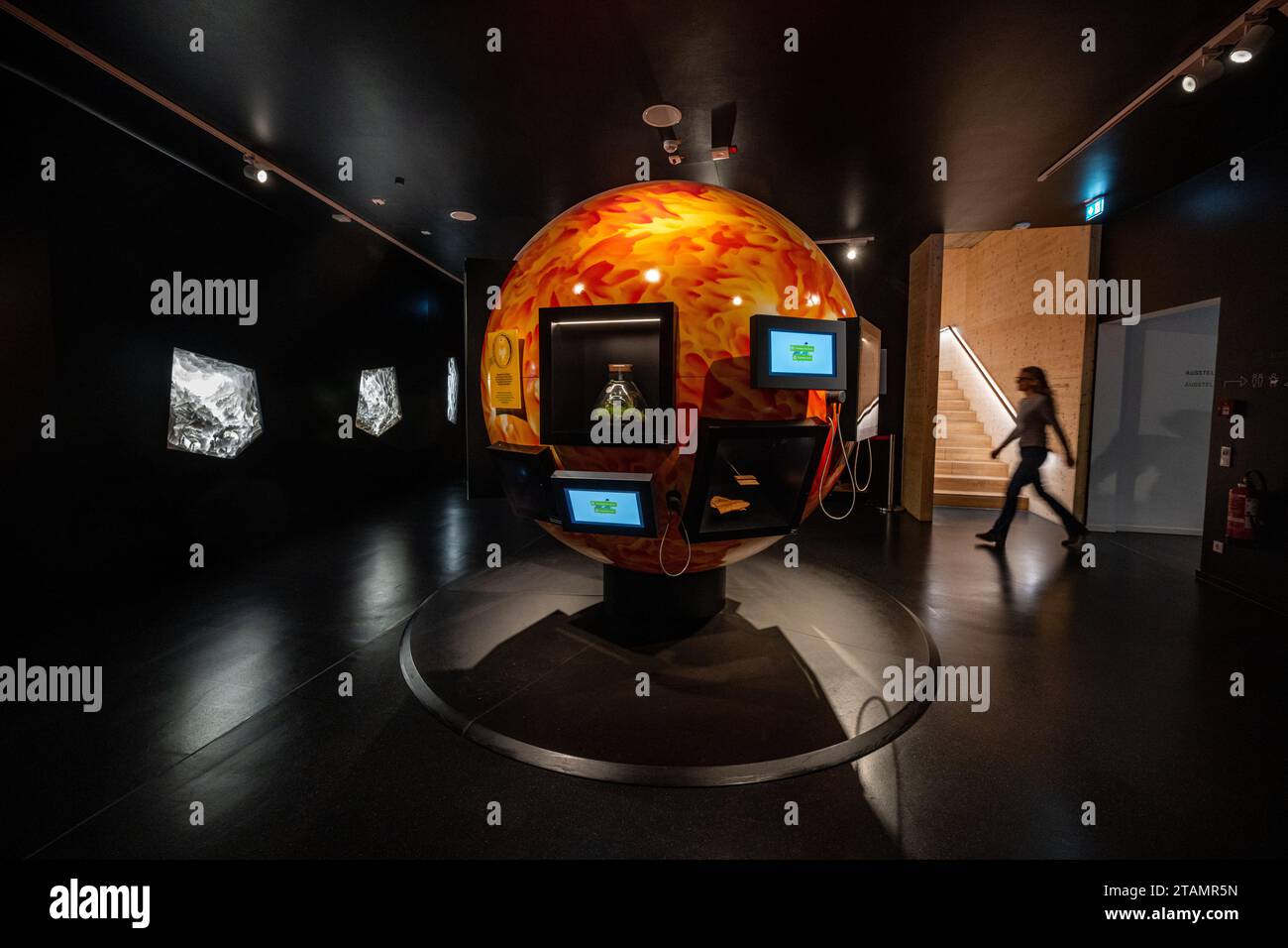 Straubing, Germania. 30 novembre 2023. Un modello del sole in una sala espositiva al Nawareum. Il museo mostra ai bambini le possibilità offerte dalle materie prime rinnovabili e dalle energie rigenerative. (A dpa-Korr: "Sulle tracce del cambiamento climatico - il museo interattivo Nawareum a Straubing") credito: Armin Weigel/dpa/Alamy Live News Foto Stock