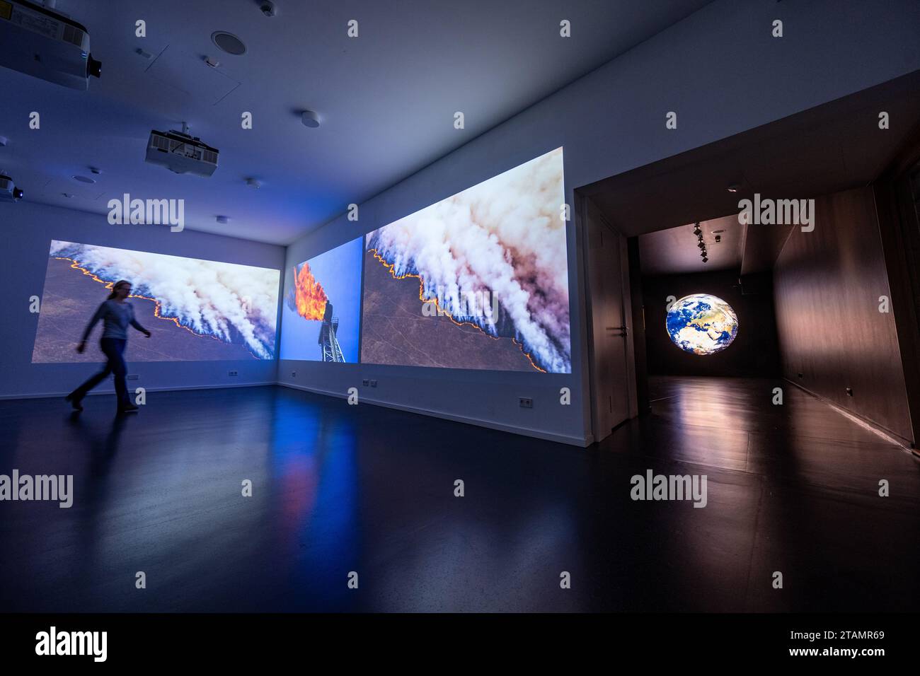 Straubing, Germania. 30 novembre 2023. Proiezioni video in una sala espositiva nel Nawareum. Il museo mostra ai bambini le possibilità offerte dalle materie prime rinnovabili e dalle energie rigenerative. (A dpa-Korr: "Sulle tracce del cambiamento climatico - il museo interattivo Nawareum a Straubing") credito: Armin Weigel/dpa/Alamy Live News Foto Stock
