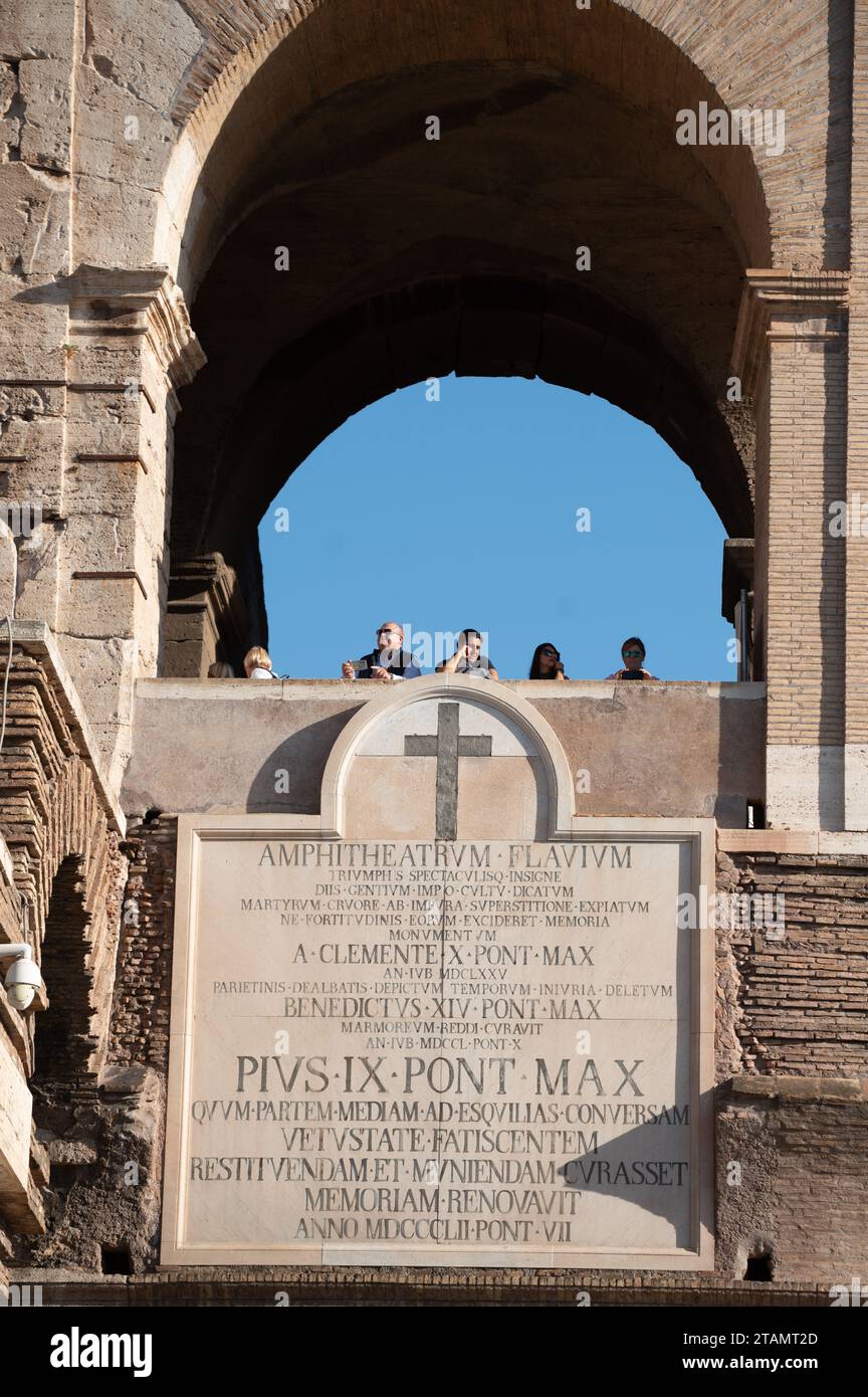 Roma, Italia : 2023 novembre 13 : turista all'esterno del Colosseo Romano in una giornata di sole a Roma, Ital nel 2023. Foto Stock