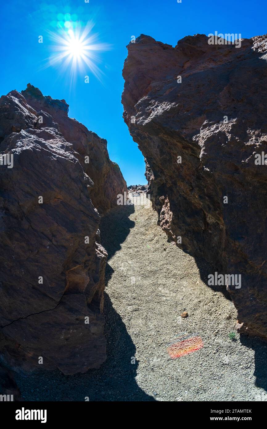 Rocce della caldera di Las Canadas del vulcano Teide. Mirador (punto panoramico) Minas de San Jose Sur. Tenerife. Isole Canarie. Spagna. Luce parassita dell'obiettivo. Foto Stock