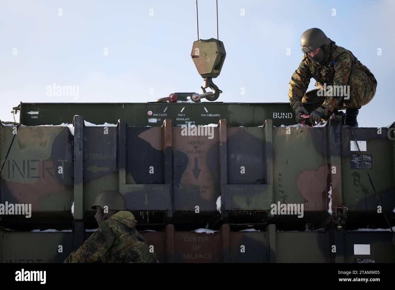 NA, Germania. 1 dicembre 2023. I soldati ucraini ricaricano i container per un lanciatore durante un corso di addestramento sul sistema di difesa aerea Patriot in una base della Bundeswehr. Credito: Sebastian Christoph Gollnow/dpa/Alamy Live News Foto Stock