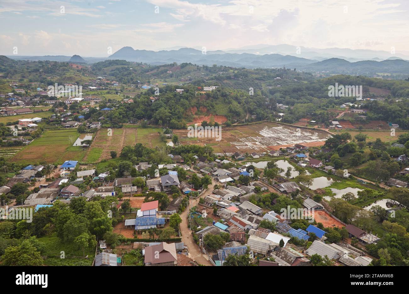 Lo splendido tempio Wat Huai Pla Klang nella provincia di Chiang Rai, Thailandia Foto Stock