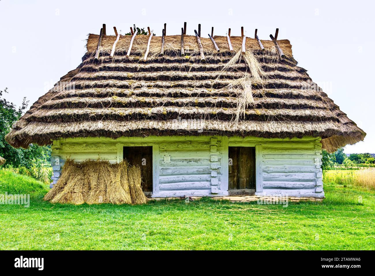 Paesaggio estivo sul territorio del Museo di architettura popolare nella città di Sanok, Polonia. Foto Stock