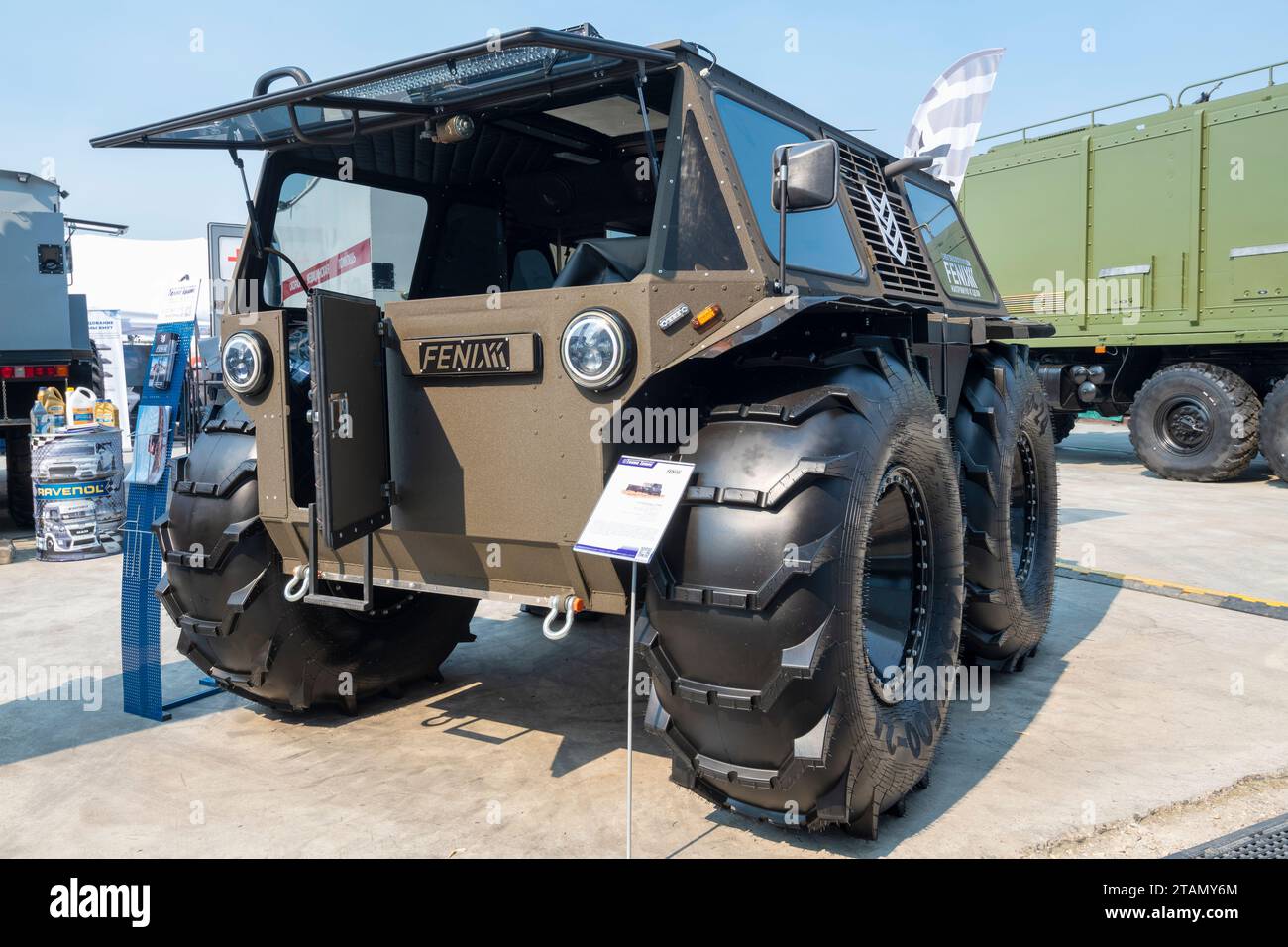 REGIONE DI MOSCA, RUSSIA - 18 AGOSTO 2022: Primo piano su un veicolo innevato e paludoso "FENIX". Esposizione del forum tecnico-militare dell'Army-2022. PA Foto Stock