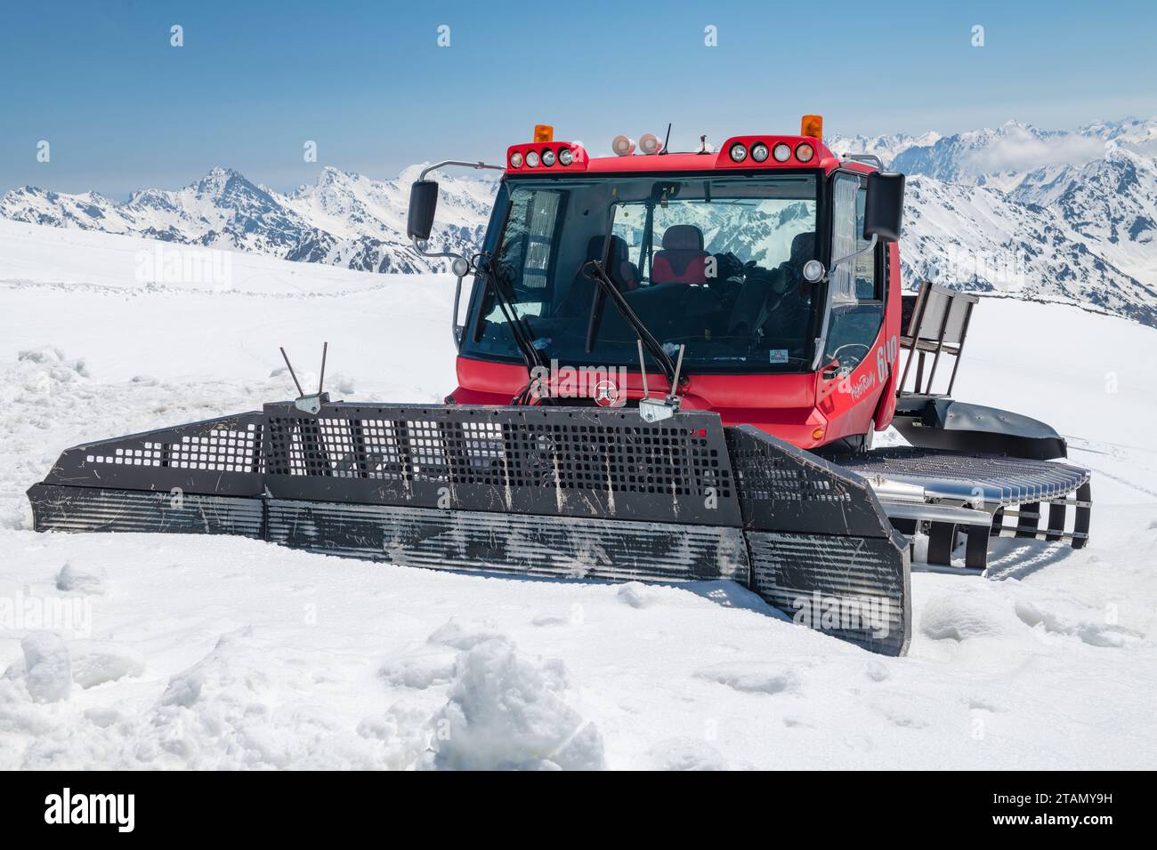 AZAU, RUSSIA - 8 GIUGNO 2023: Gatto delle nevi nelle nevi eterne di Elbrus. Kabardino-Balkaria Foto Stock
