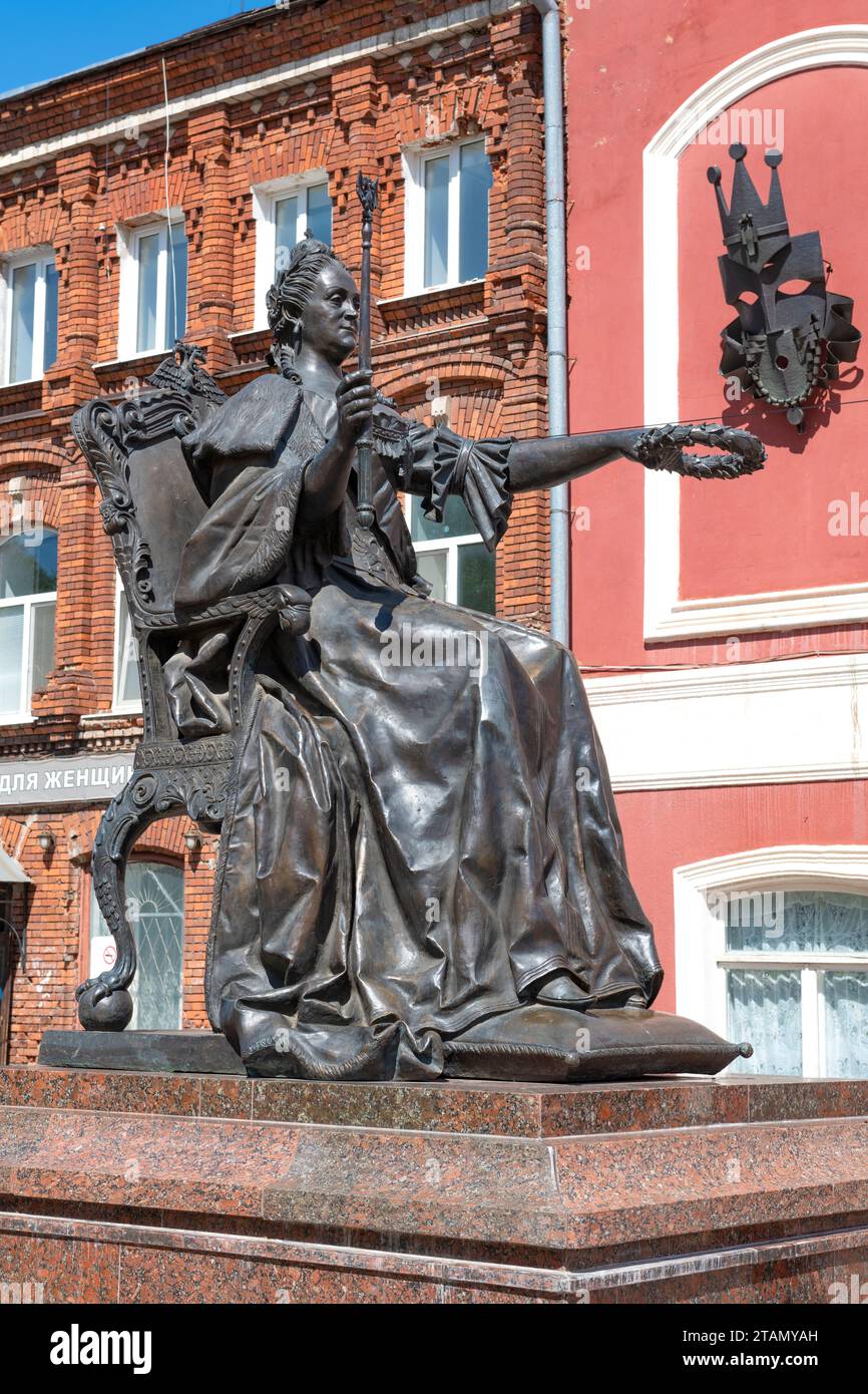 VYSHNY VOLOCHEK, RUSSIA - 20 LUGLIO 2023: Monumento all'imperatrice russa Caterina II da vicino in una giornata di sole Foto Stock