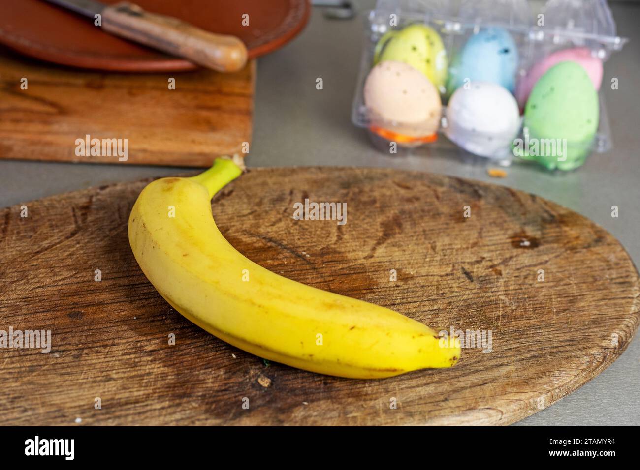 banana matura gialla su un tagliere Foto Stock