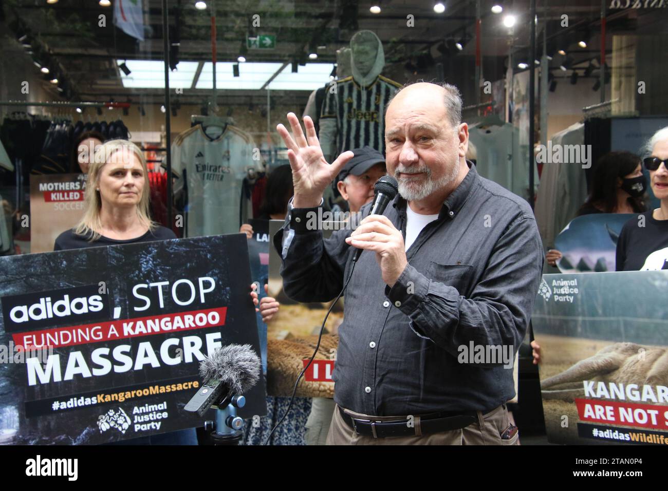 Sydney, Australia. 2 dicembre 2023. L'Animal Justice Party NSW organizzò una protesta fuori dal negozio Adidas al 130 di Pitt Street, Sydney, per protestare contro il massacro di canguri usati per la pelle in alcune scarpe adidas. Vogliono che Adidas segua Nike e Puma, che hanno già annunciato che non useranno più la pelle di canguro nelle loro scarpe da calcio. Nella foto: Mark Pearson. Crediti: Richard Milnes/Alamy Live News Foto Stock