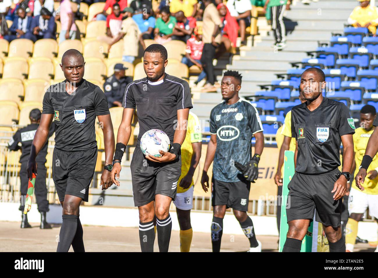 YAOUNDE, CAMERUN - 5 NOVEMBRE: Canon Sportif e Dynamo durante il MTN Camerun Elite One match tra Canon Sportif e Dynamo FC ad Ahmadou Ah Foto Stock