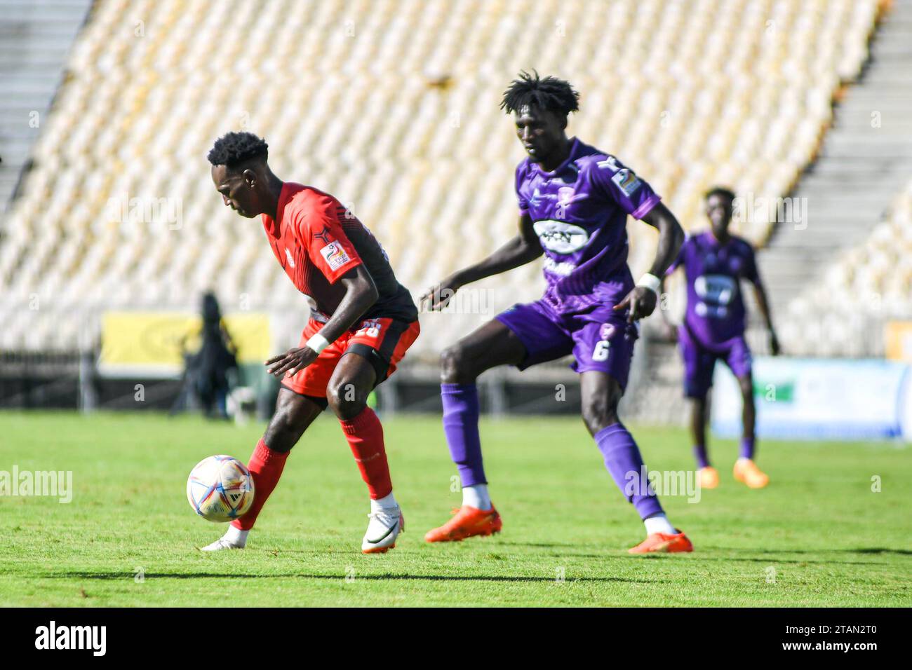 YAOUNDE, CAMERUN - 5 NOVEMBRE: Emmanuel Pierre Maxwell di fortuna e Charles Pastore Tchouplou di Colombe durante la MTN Camerun Elite One Match Foto Stock