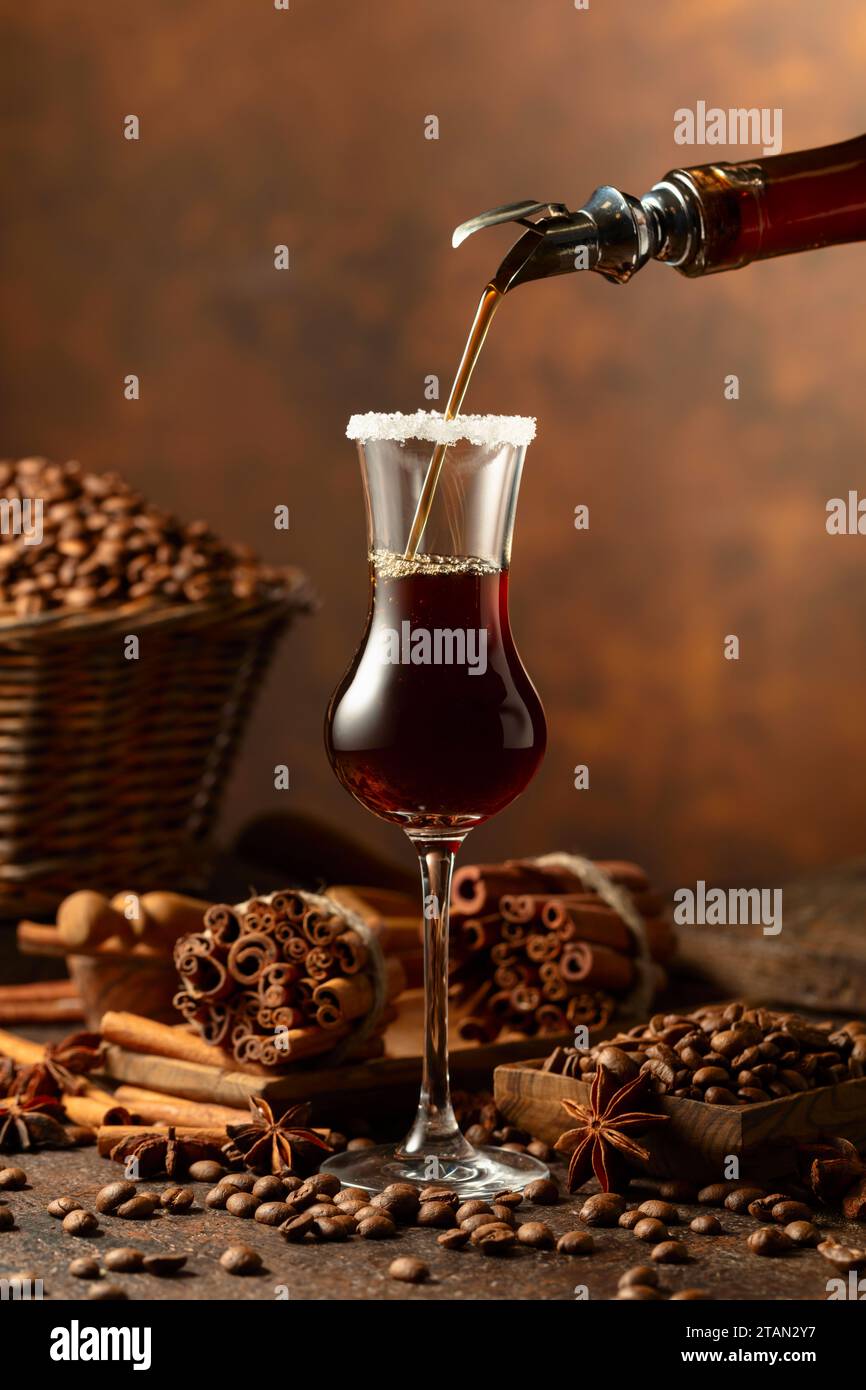 Barista maschio asciugando bicchieri di vino Foto stock - Alamy