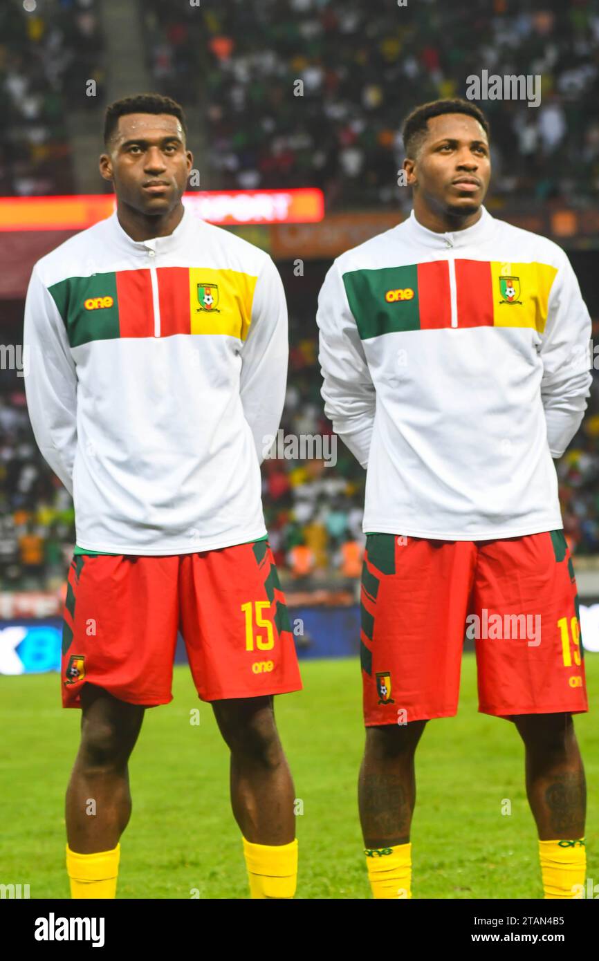 DOUALA, CAMERUN - 17 NOVEMBRE: Oumar Gonzalez e Faris Pemi Moumbagna del Camerun durante la partita di qualificazione ai Mondiali 2026 tra Camerun Foto Stock