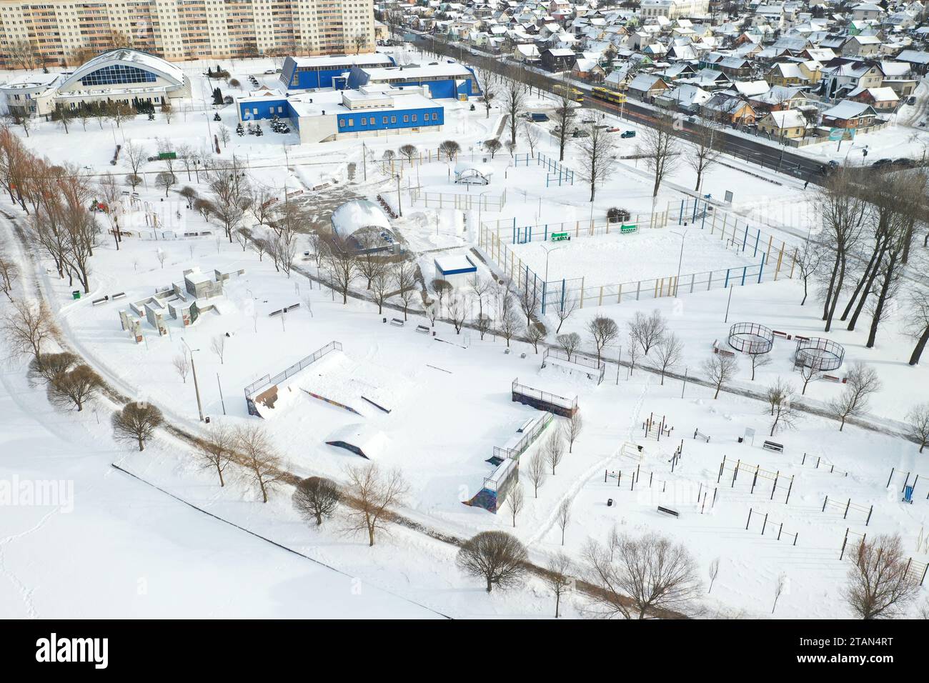 Vista dall'alto di un campo sportivo vuoto in un parco invernale. Infrastrutture per gli sport invernali. Foto Stock