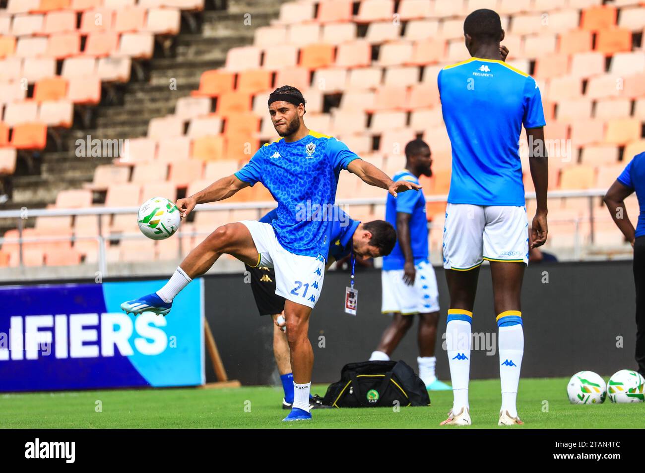 DAR es SALAAM, TANZANIA - - 19 NOVEMBRE: Jeremy Oyono del Gabon durante la partita di qualificazione della Coppa del mondo FIFA 2026 tra Burundi e Gabon a Benjamin Foto Stock