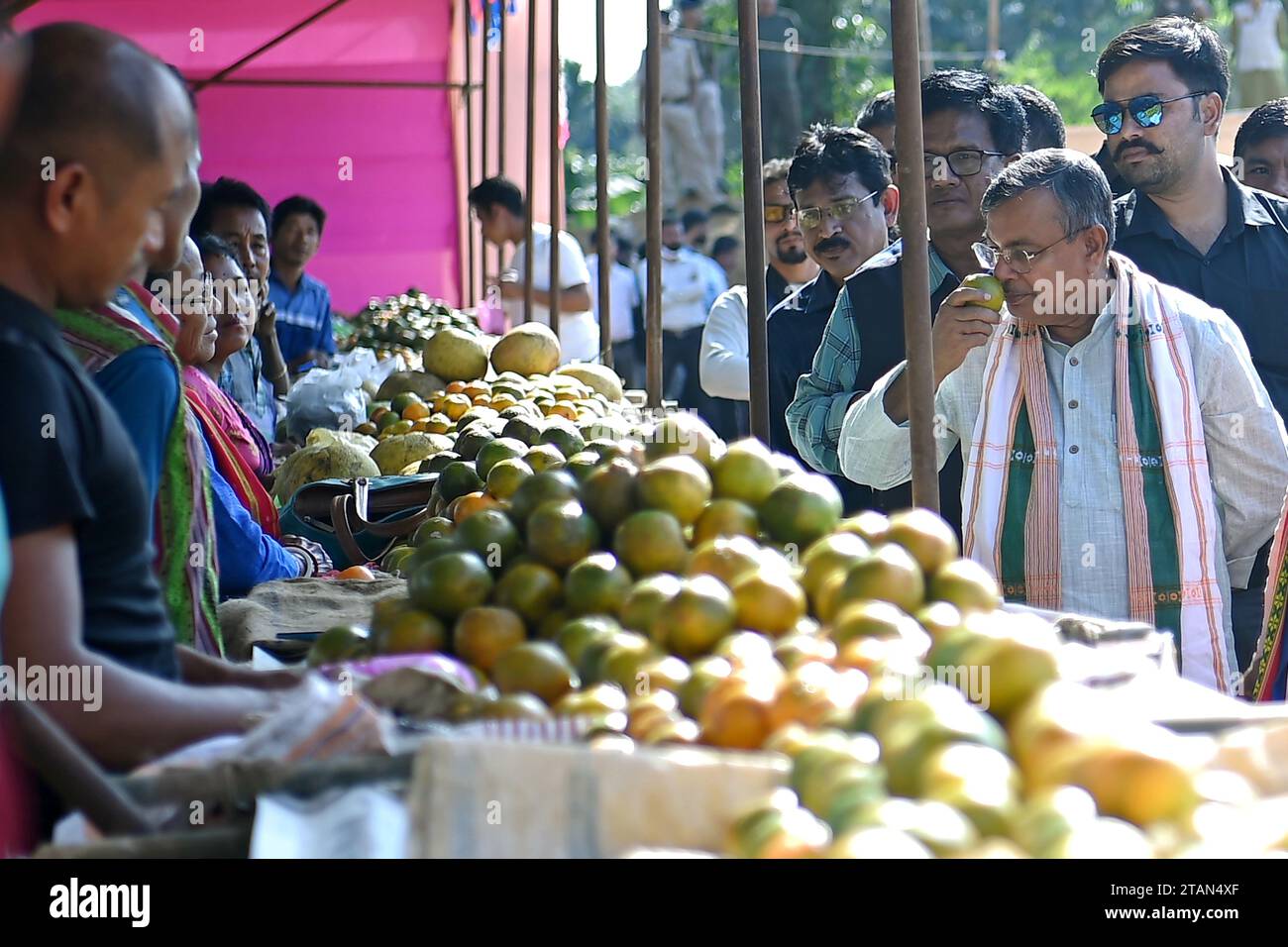 Ministro dell'Agricoltura e del benessere degli agricoltori, Ratan Lal Nath ispeziona le arance durante il Festival dell'Orange nel villaggio di Taibaglai (Killa) organizzato dall'Agricoltura e dal Welfare degli agricoltori di Tripura. Agartala. Tripura, India. Foto Stock