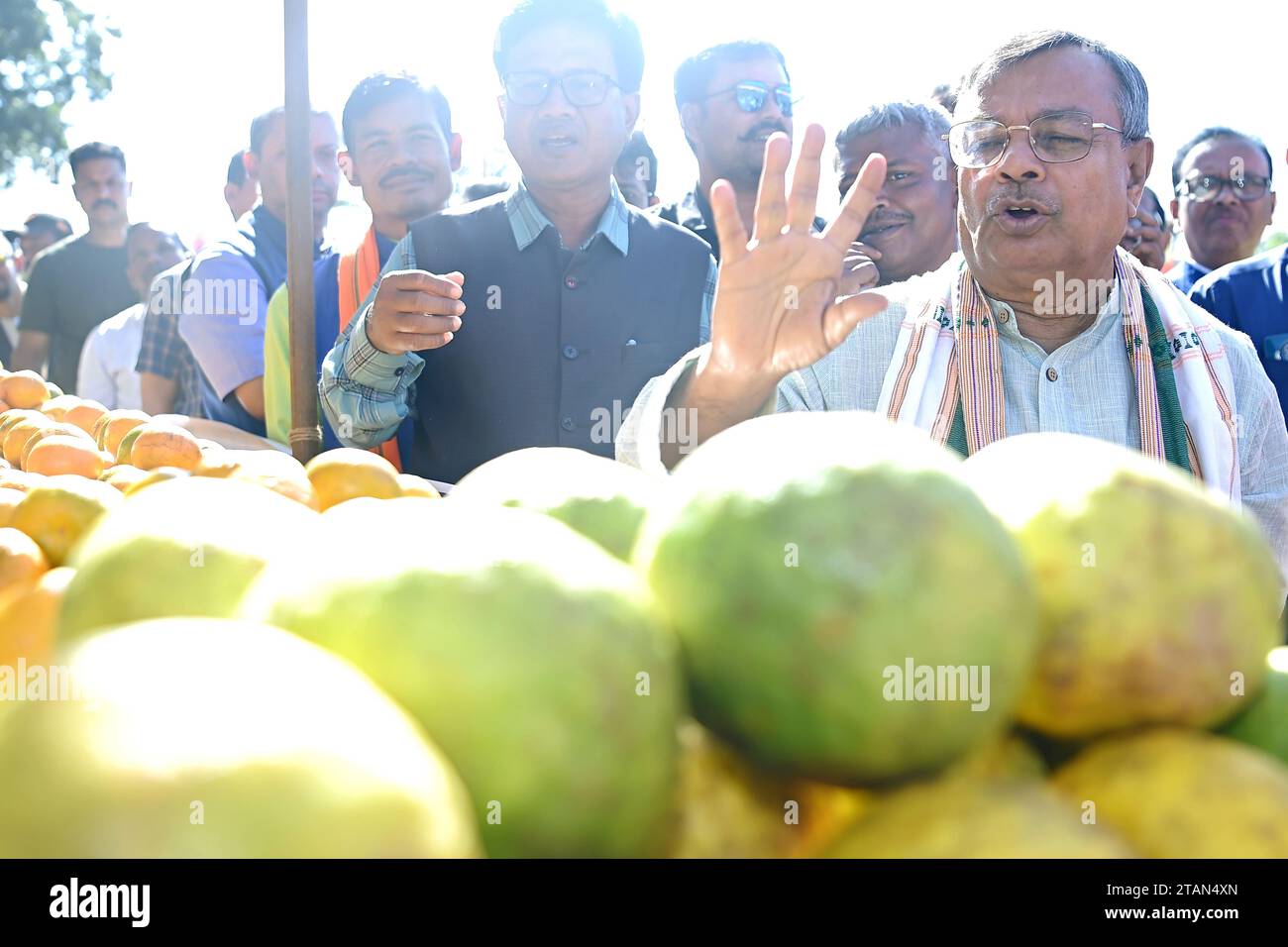 Ministro dell'Agricoltura e del benessere degli agricoltori, Ratan Lal Nath ispeziona le arance durante il Festival dell'Orange nel villaggio di Taibaglai (Killa) organizzato dall'Agricoltura e dal Welfare degli agricoltori di Tripura. Agartala. Tripura, India. Foto Stock