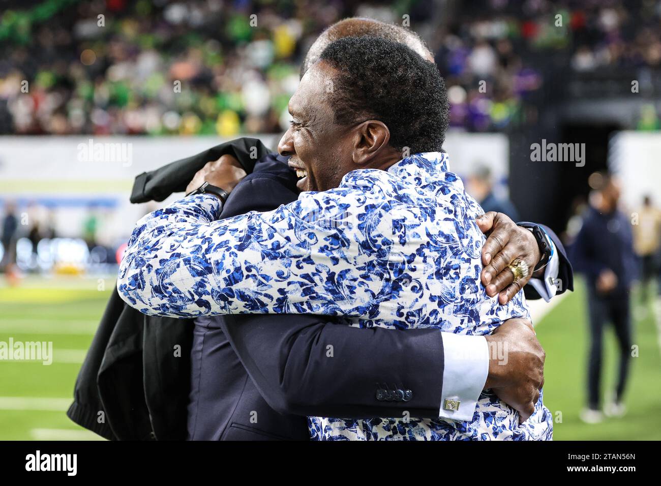 1 dicembre 2023: (L-R) Merton Hanks (Executive associate Commissioner) abbraccia il membro della NFL Hall of Fame Tim Brown prima dell'inizio della PAC-12 Football Championship Game con gli Oregon Ducks e i Washington Huskies all'Allegiant Stadium di Las Vegas, Nevada. Christopher Trim/CSM. Foto Stock