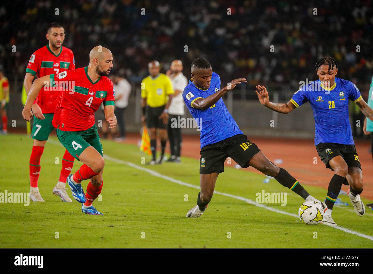 DAR es SALAAM, TANZANIA - 21 NOVEMBRE: Mbwana Samatta della Tanzania contro Hakim Ziyech e Sofyan Amrabat del Marocco durante la Coppa del mondo FIFA 2026 quali Foto Stock