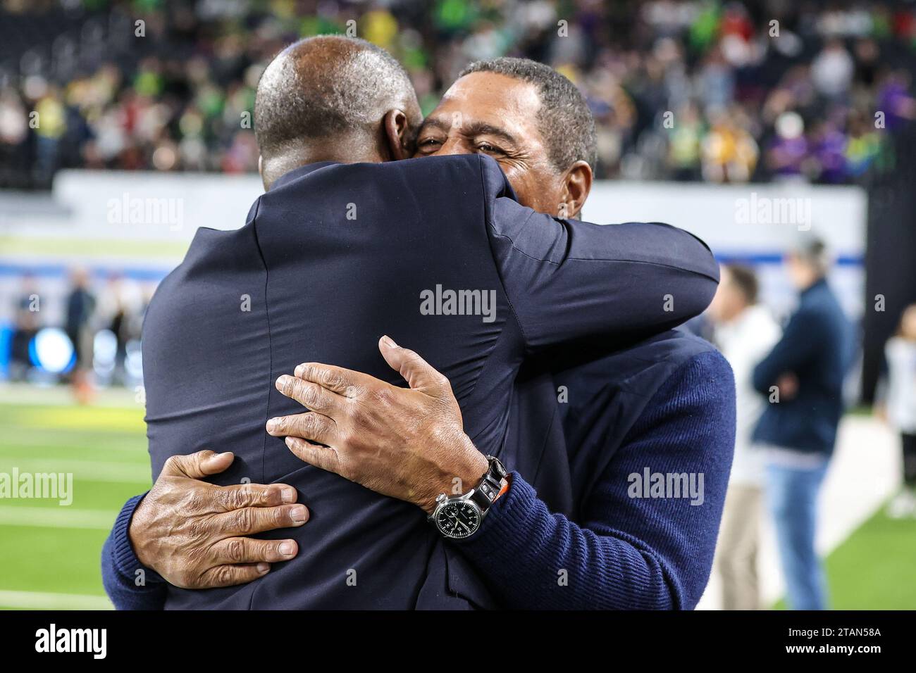 1 dicembre 2023: (L-R) Merton Hanks (Executive associate Commissioner) abbraccia il membro della NFL Hall of Fame Marcus Allen prima dell'inizio della partita di campionato di calcio PAC-12 con gli Oregon Ducks e i Washington Huskies all'Allegiant Stadium di Las Vegas, Nevada. Christopher Trim/CSM. Foto Stock