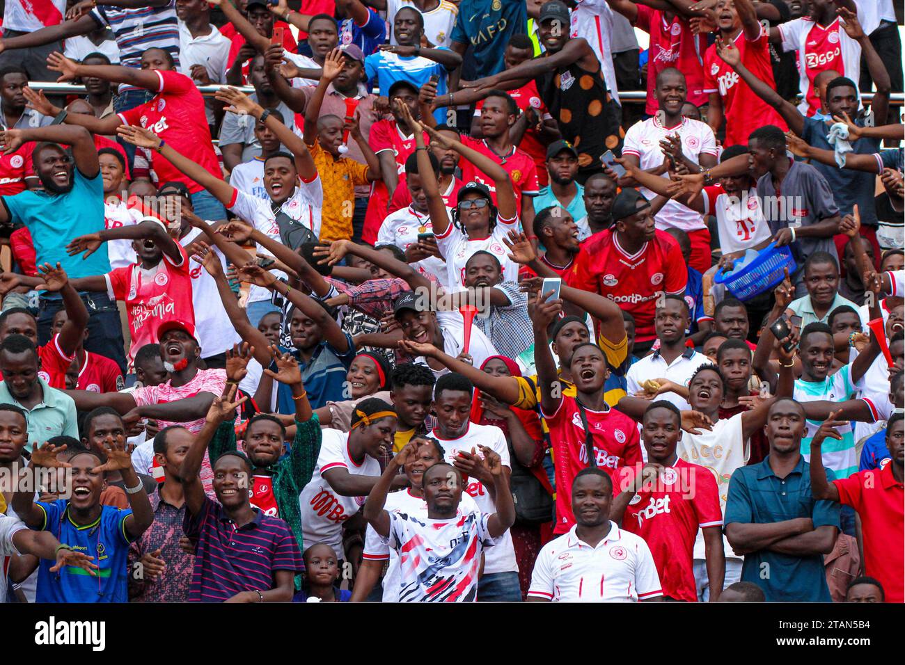 DAR es SALAAM, TANZANIA - NOVEMBRE 25: Tifosi durante il Total Energies Caf Champions League tra Simba SC e ASEC Mimosas al National Stadium On Foto Stock