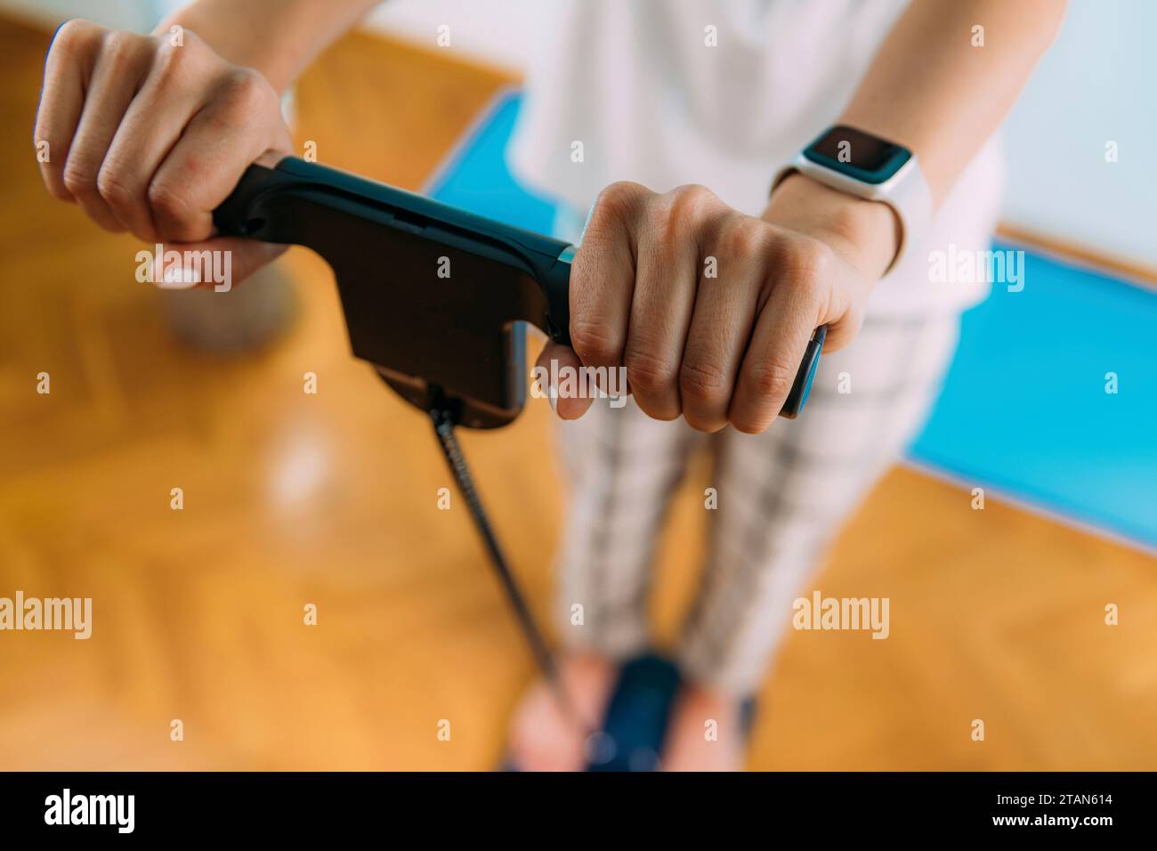 Donna che usa scale di composizione corporea Foto Stock