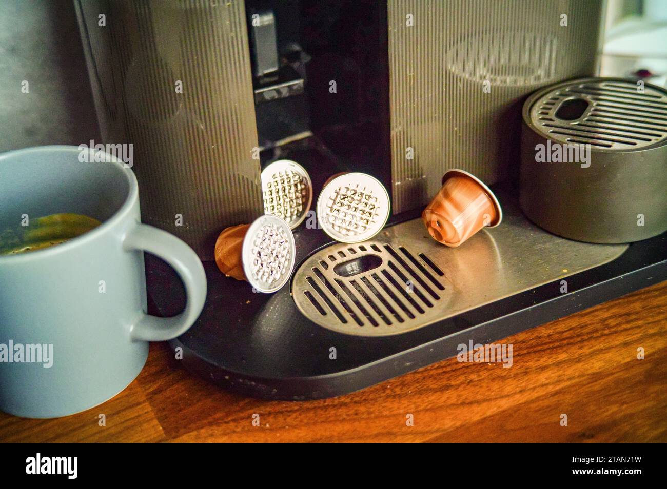 capsule di caffè usate abbandonate vicino alla fessura per vassoio antigoccia rimovibile, primo piano interno Foto Stock