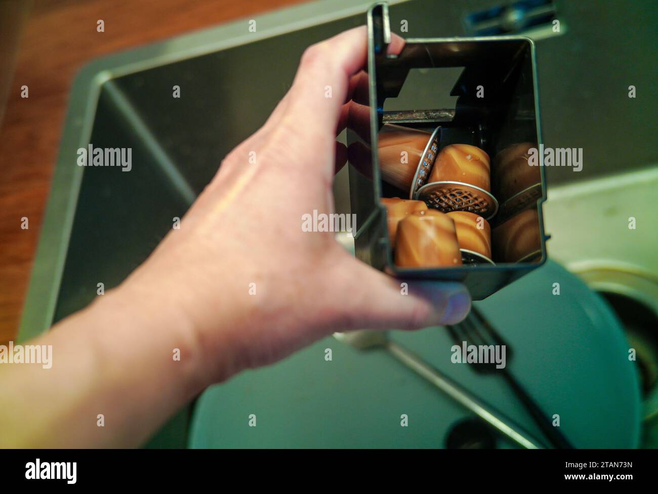 un vassoio antigoccia rimovibile con capsule di caffè usate su un lavandino da cucina Foto Stock