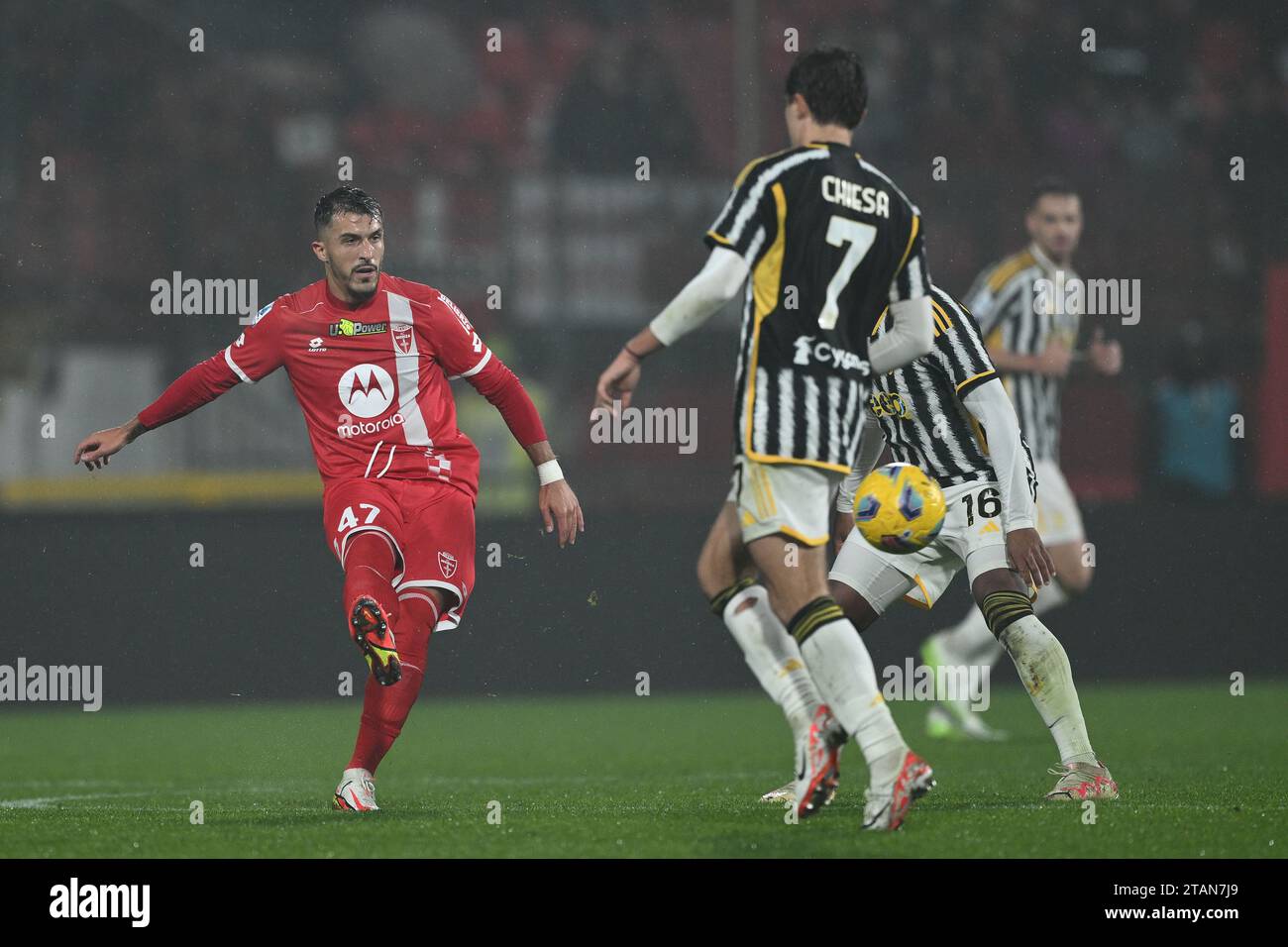 Dany Mota (Monza)Weston McKennie (Juventus)Federico Chiesa (Juventus) durante la partita italiana di serie A tra Monza 1-2 Juventus al Brianteo Stadium il 1 dicembre 2023 a Monza, Italia. Credito: Maurizio Borsari/AFLO/Alamy Live News Foto Stock