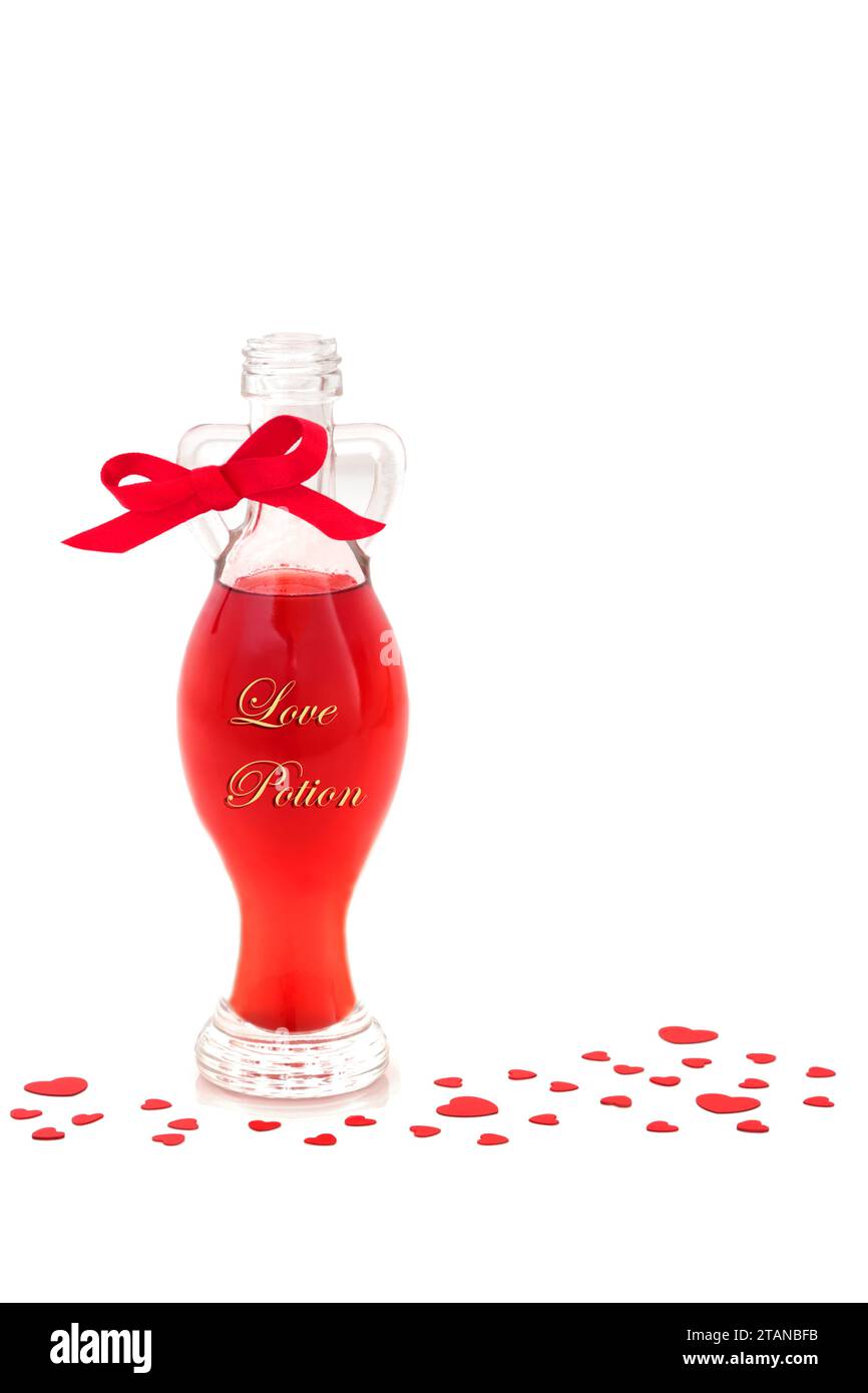 Bottiglia di pozione Love con cocco liquido rosso e decorazioni a forma di cuore per un felice San Valentino su sfondo bianco. Foto Stock